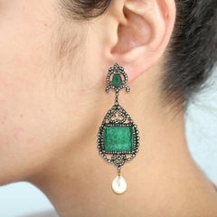 Ohrringe mit geschnitzten Smaragden und Perlen und Diamanten aus 18k Gold und Silber