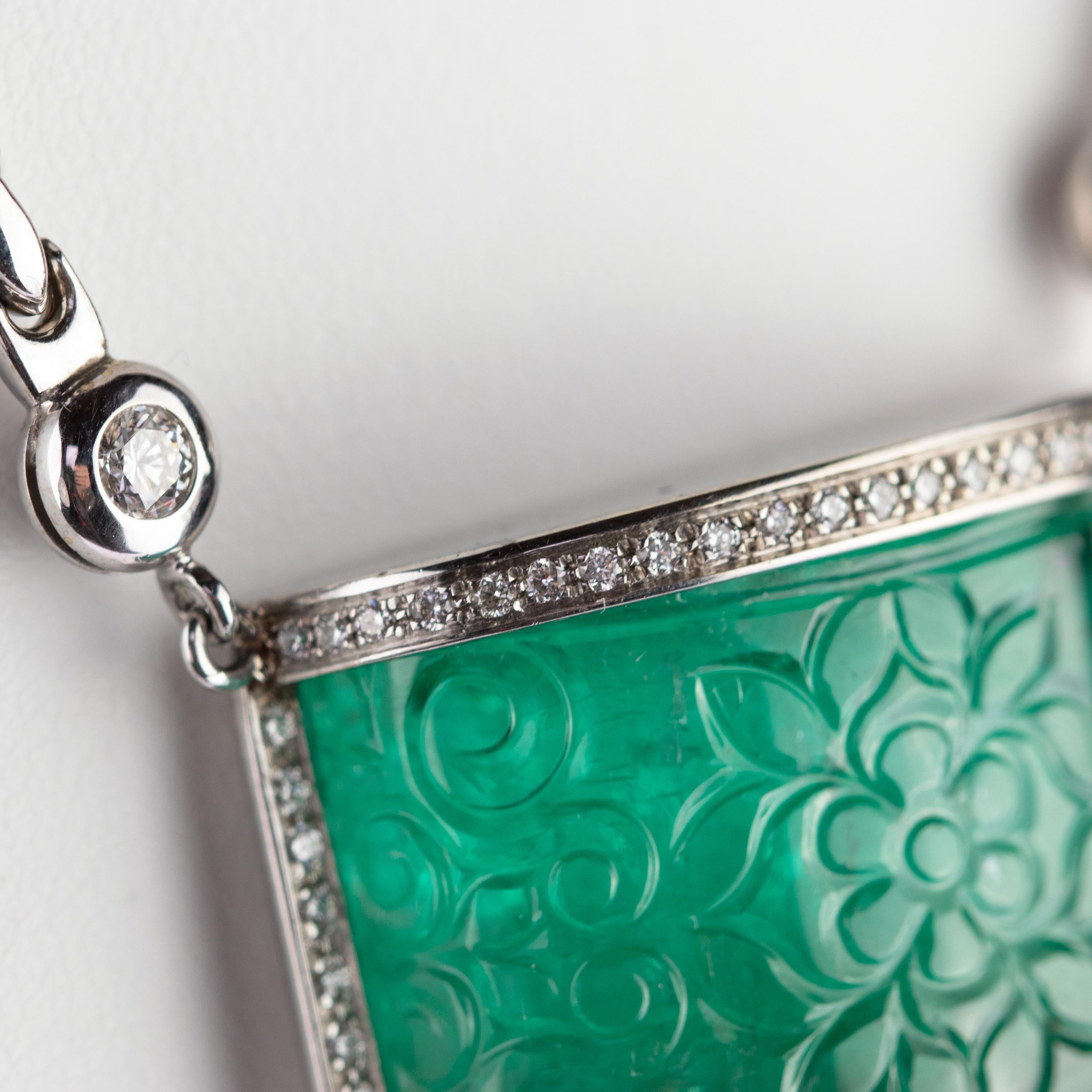 Chaîne collier à dôme en or 18 carats avec pendentif en émeraude sculptée et diamants certifié AIG en vente 9