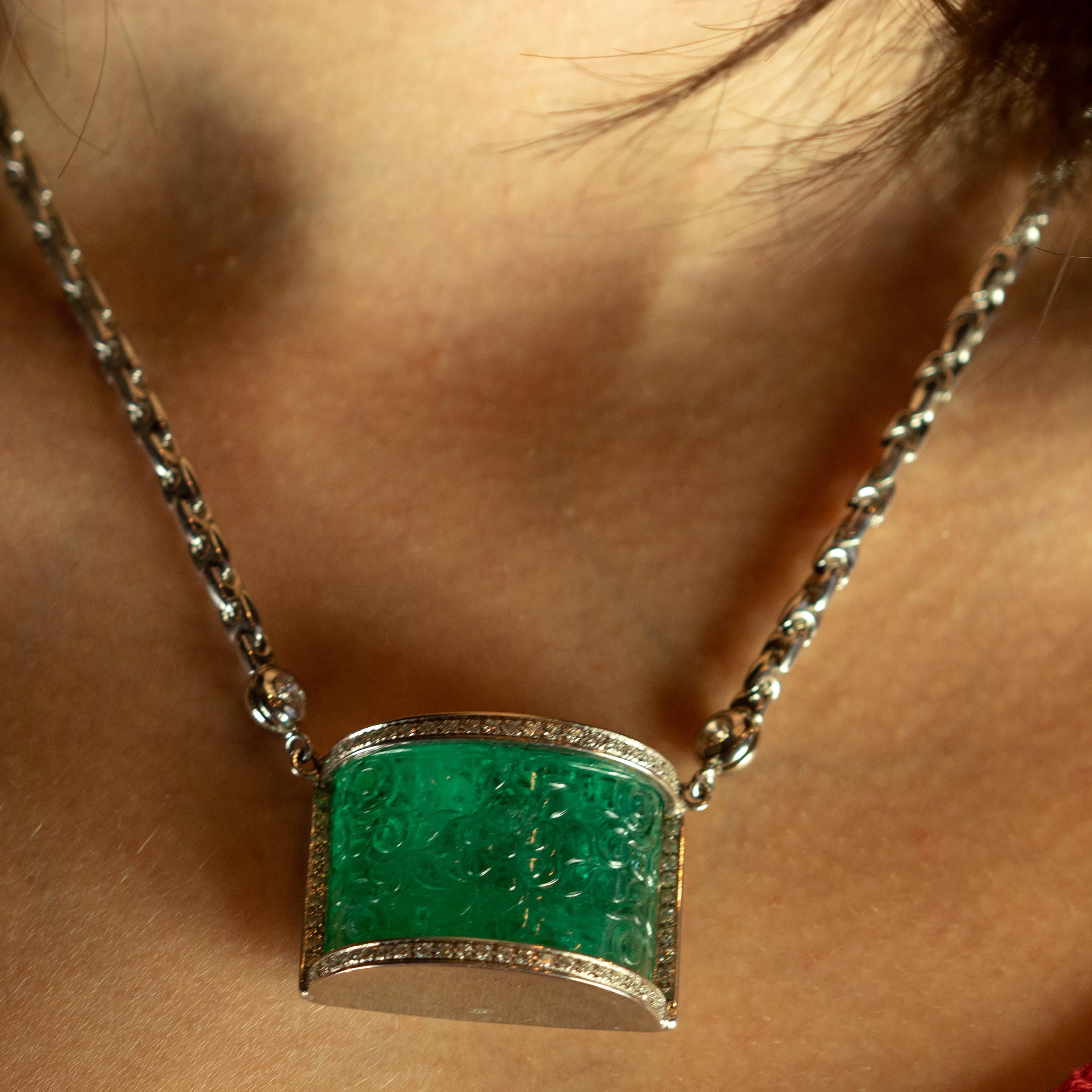 Chaîne collier à dôme en or 18 carats avec pendentif en émeraude sculptée et diamants certifié AIG Neuf - En vente à Milano, IT