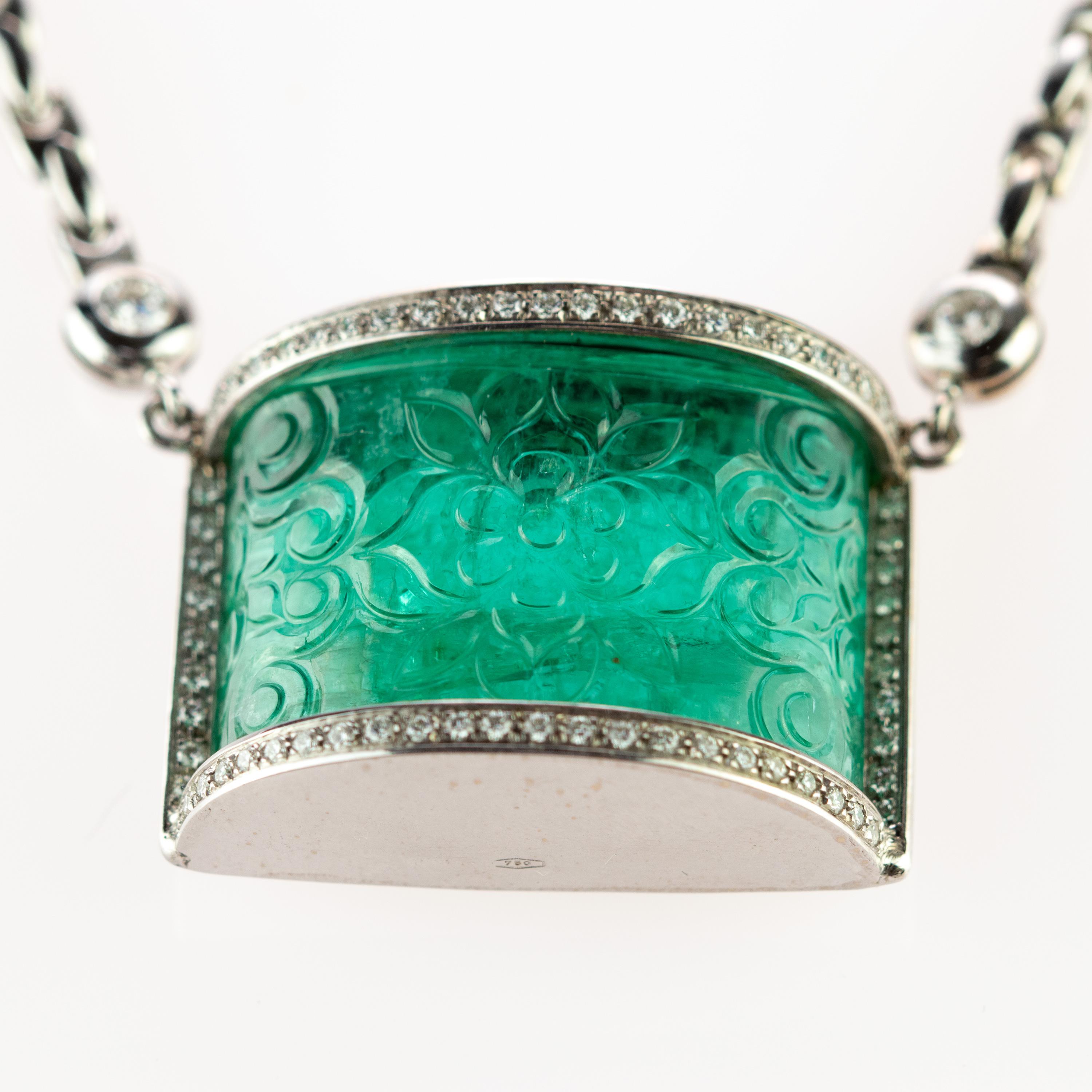 Chaîne collier à dôme en or 18 carats avec pendentif en émeraude sculptée et diamants certifié AIG en vente 3