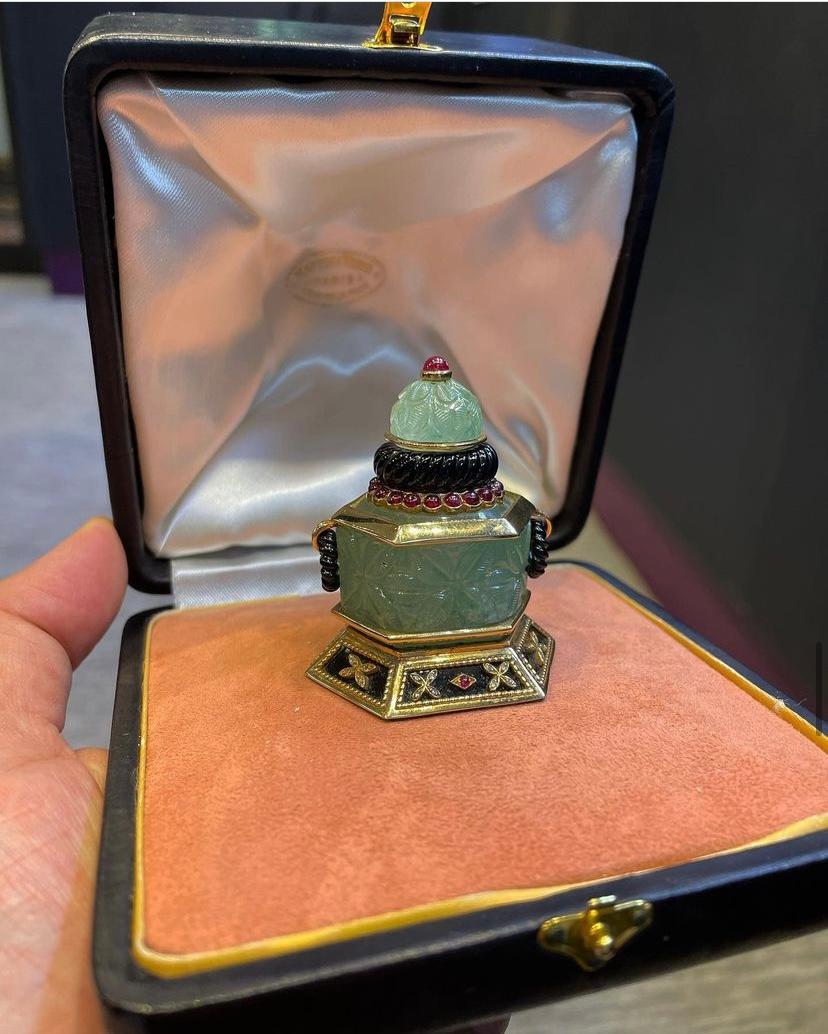 Carved Emerald Perfume Bottle Flask by Mappin and Webb In Excellent Condition In New York, NY