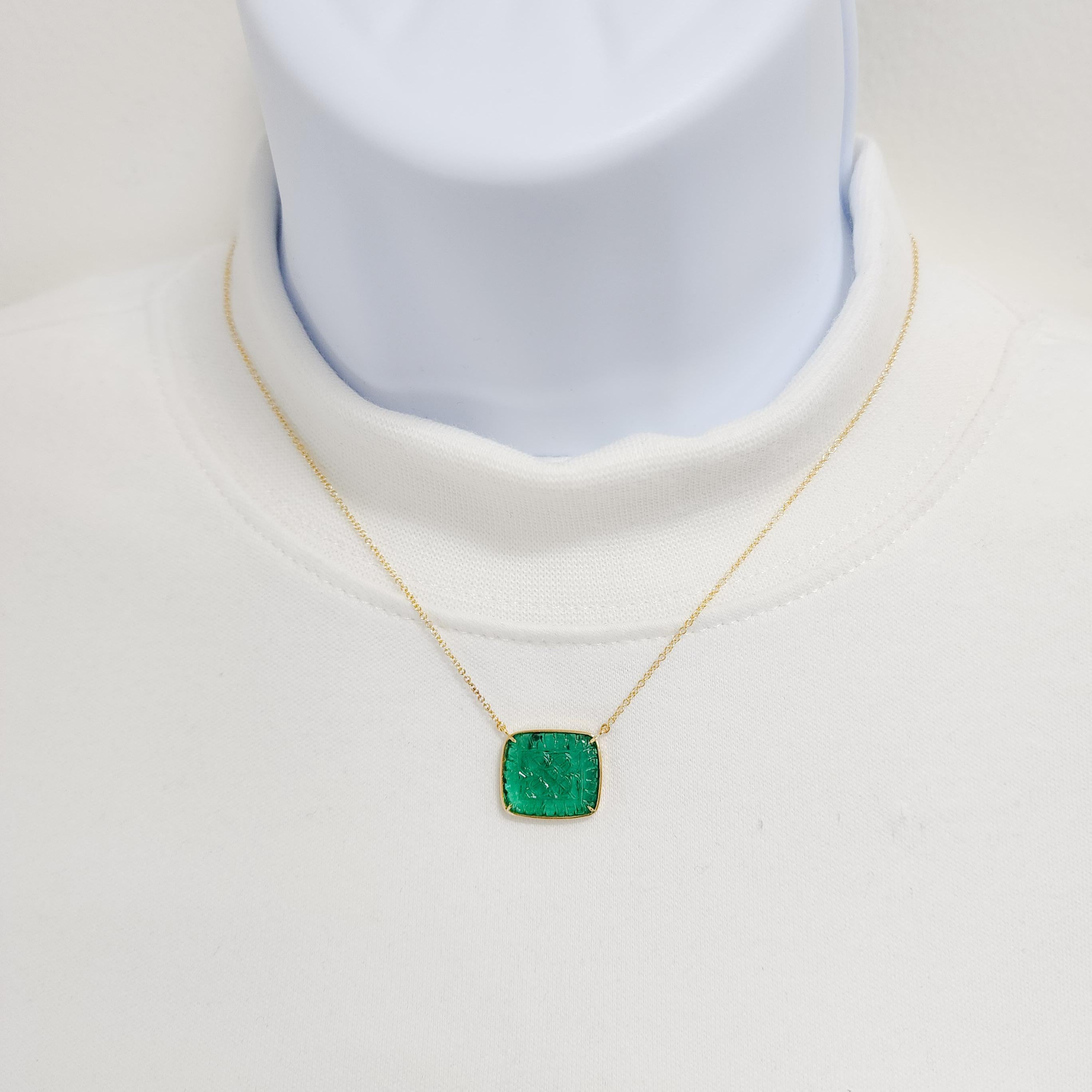 Carved Emerald Rectangle Pendant Necklace in 18k Yellow Gold In New Condition In Los Angeles, CA