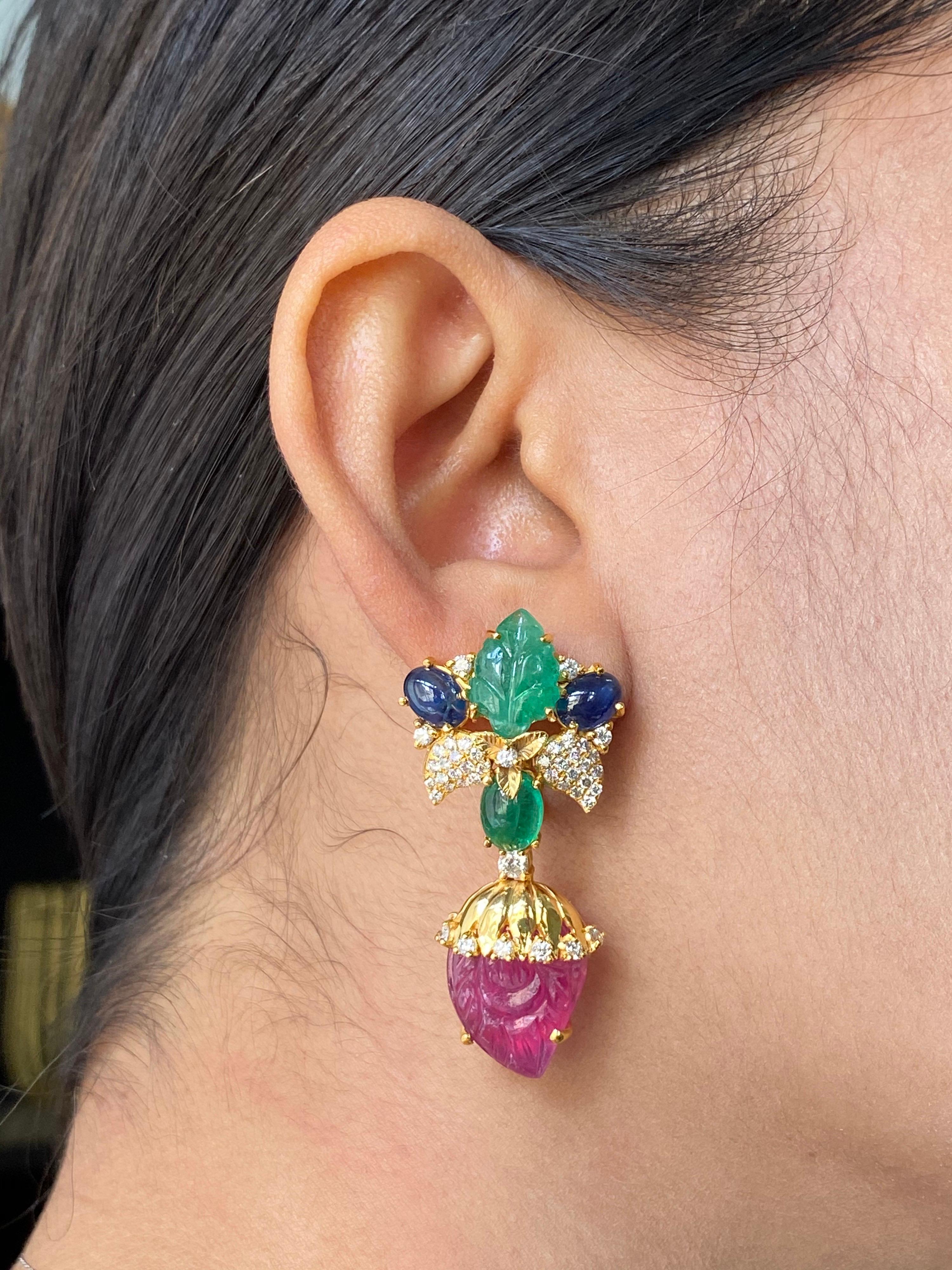 Carved Emerald, Ruby, Sapphire and Diamond Dangling Earring In New Condition In Bangkok, Thailand