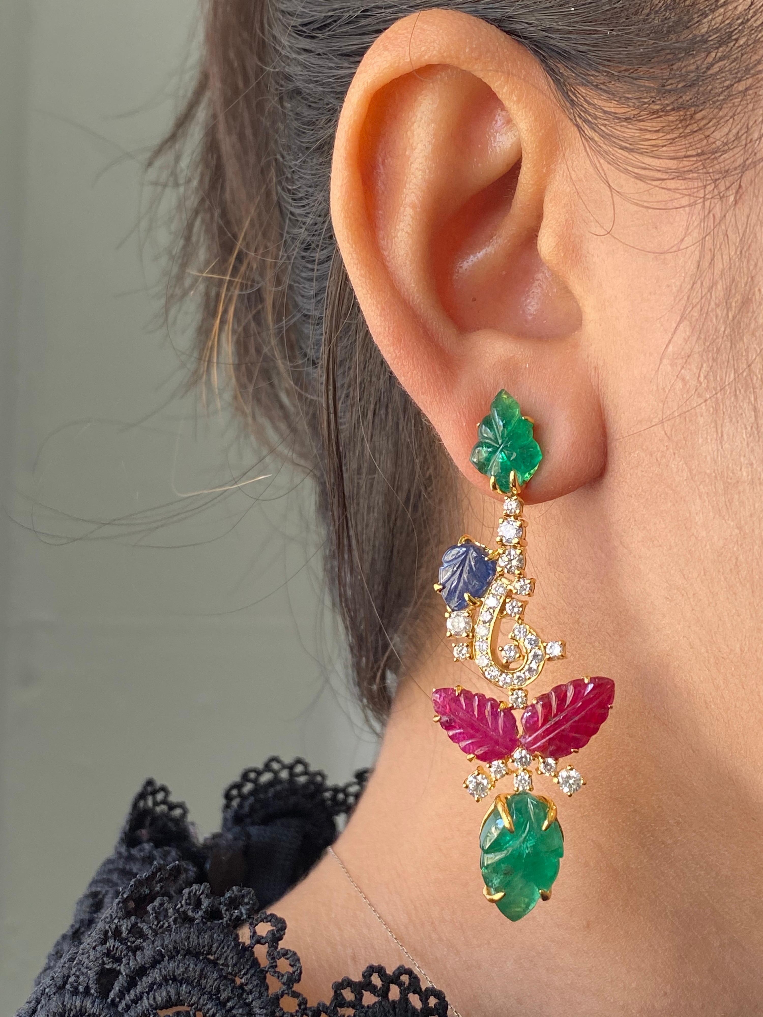 Une paire unique de boucles d'oreilles pendantes au look art-déco. Les émeraudes, rubis et saphirs naturels sont tous de très haute qualité, transparents, d'un éclat et d'une couleur exceptionnels, avec peu d'inclusions naturelles. Les boucles