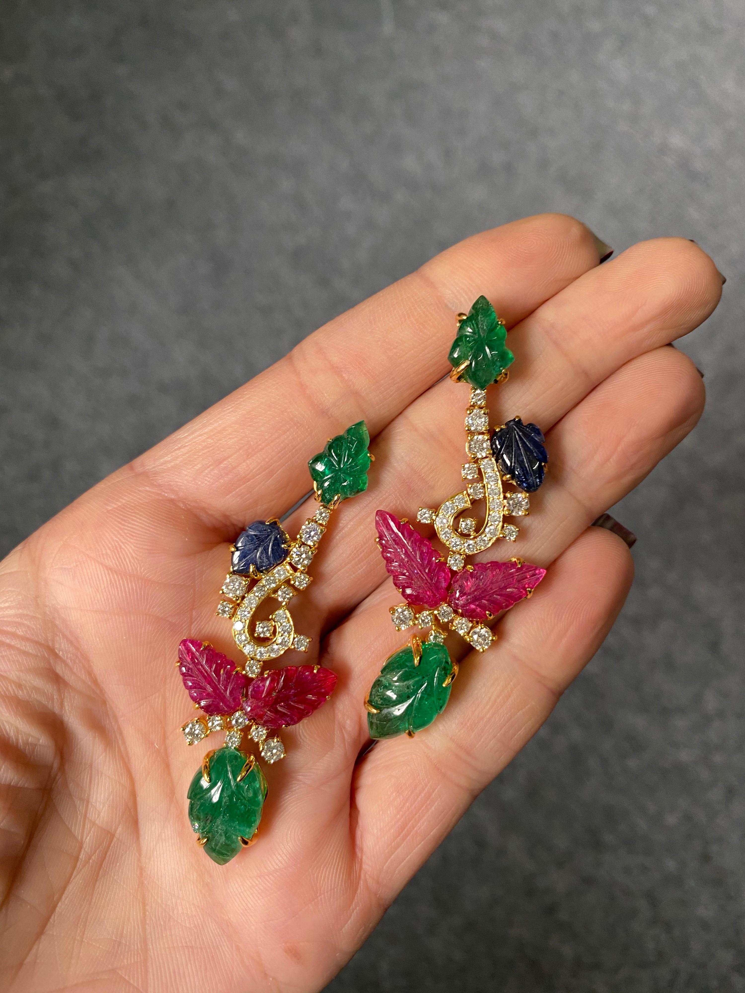 Art Deco Tutti Frutti Carved Emerald, Ruby, Sapphire Dangle Earrings In New Condition For Sale In Bangkok, Thailand