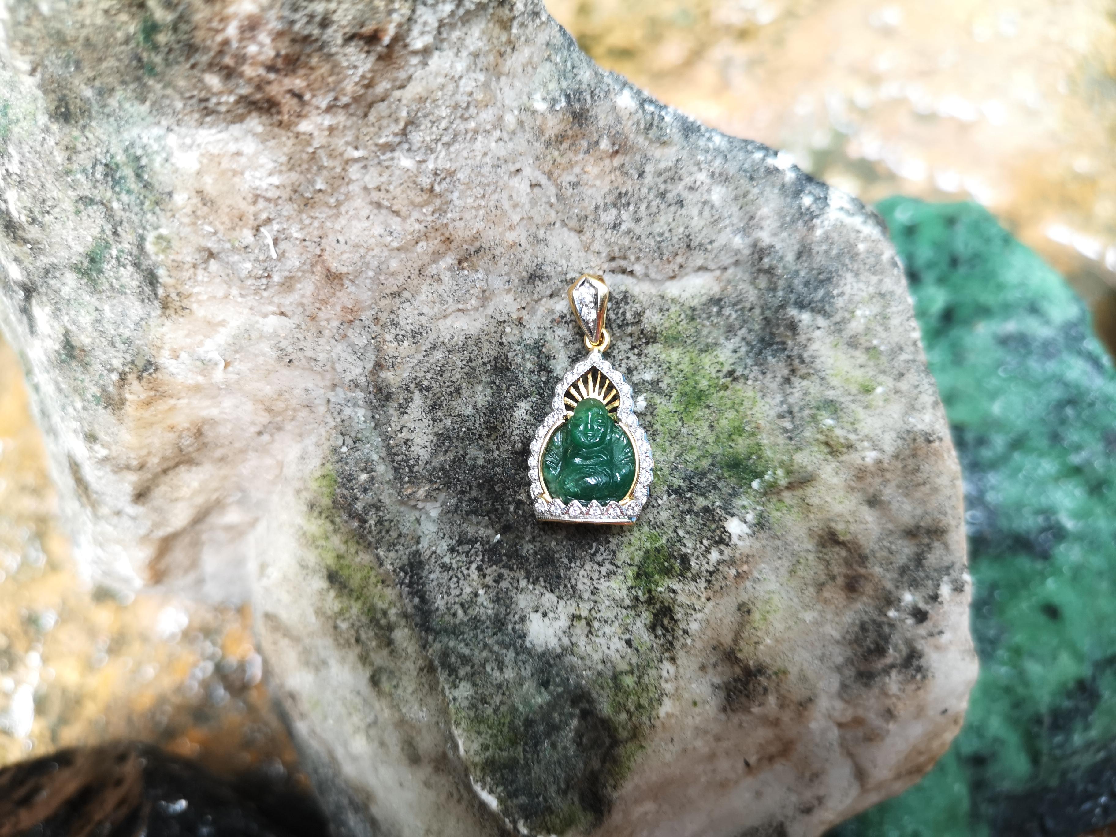 Taille mixte Pendentif Bouddha heureux en émeraude sculptée et diamants, serti dans une monture en or 18 carats en vente