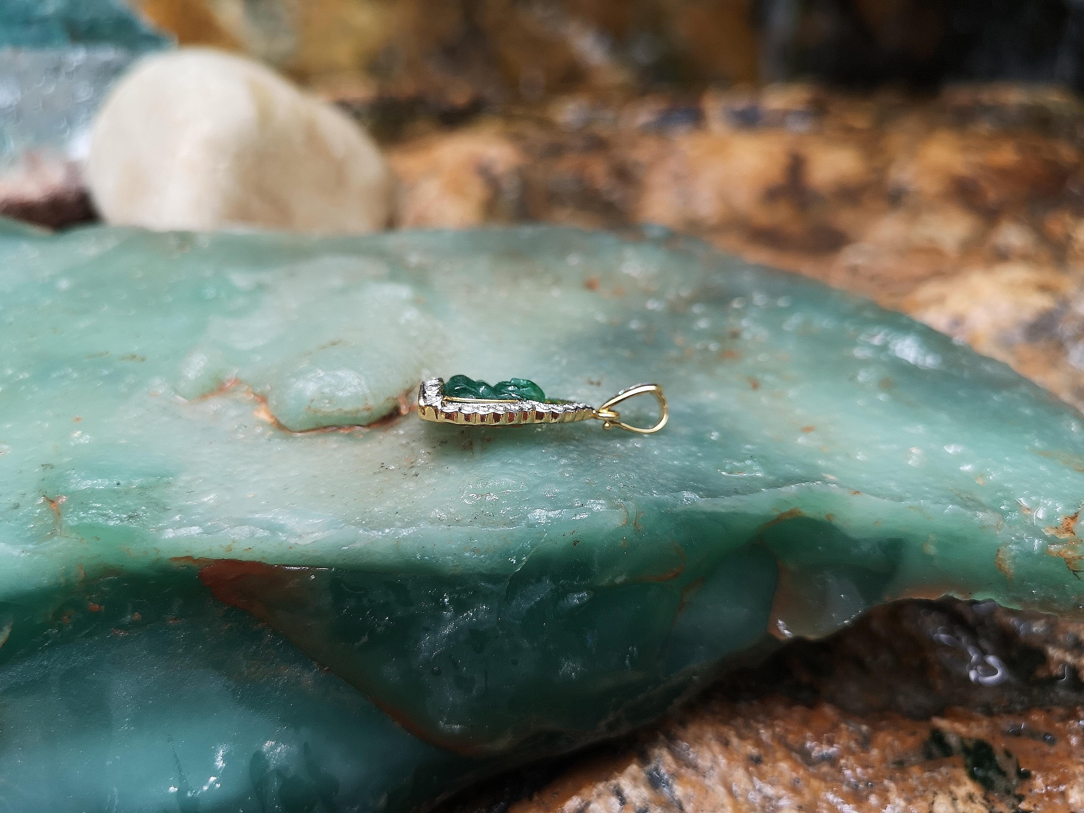 Pendentif Bouddha heureux en émeraude sculptée et diamants, serti dans une monture en or 18 carats en vente 2