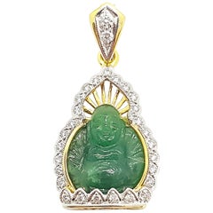 Geschnitzter Smaragd mit Diamant Happy Buddha Anhänger in 18 Karat Gold Fassung