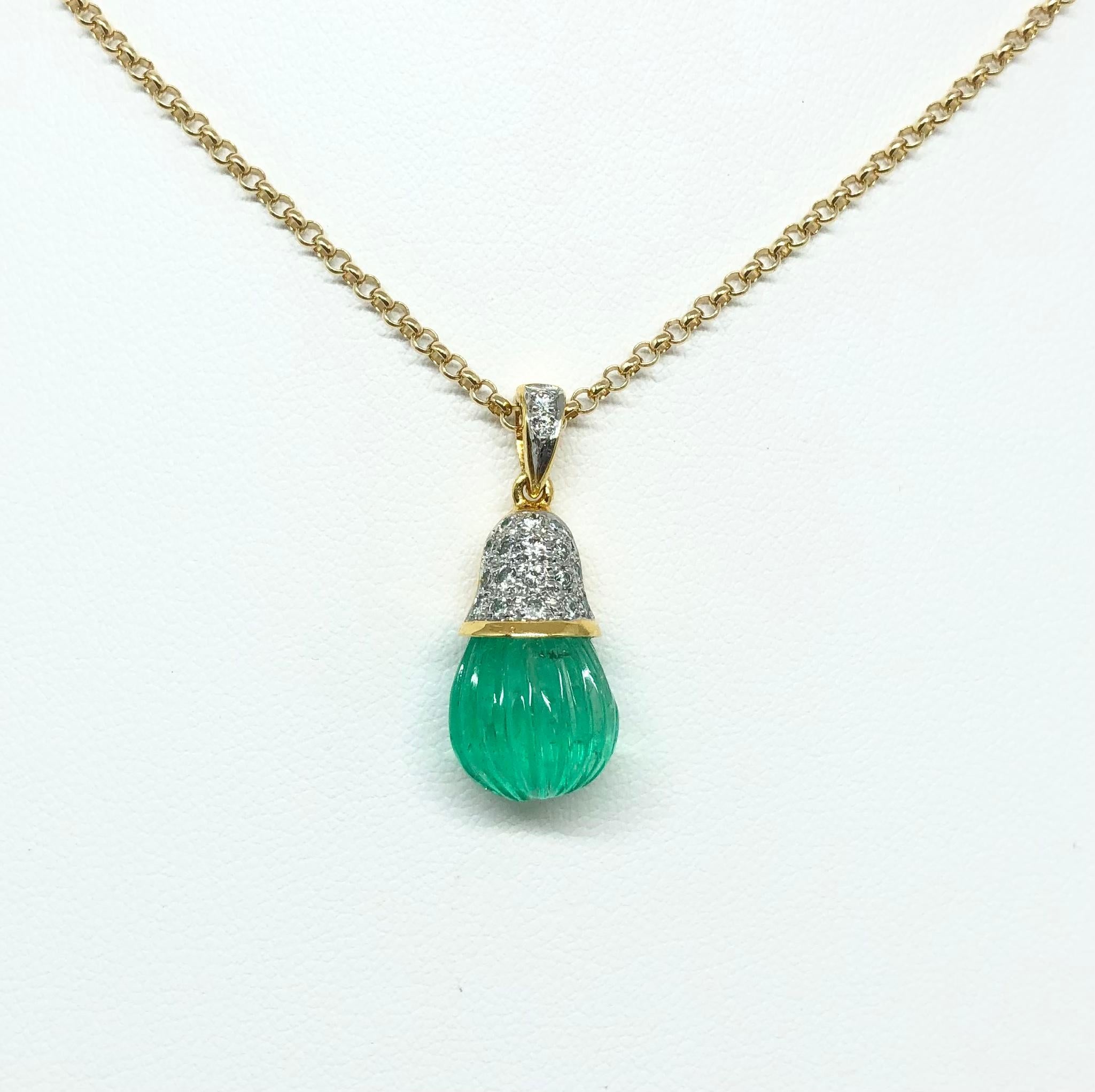 Smeraldo intagliato di 7,50 carati e diamante di 0,17 carati con incastonatura in oro 18 carati
(catena non inclusa)

Larghezza: 1,0 cm 
Lunghezza: 2.5 cm
Peso totale: 3,53 grammi

