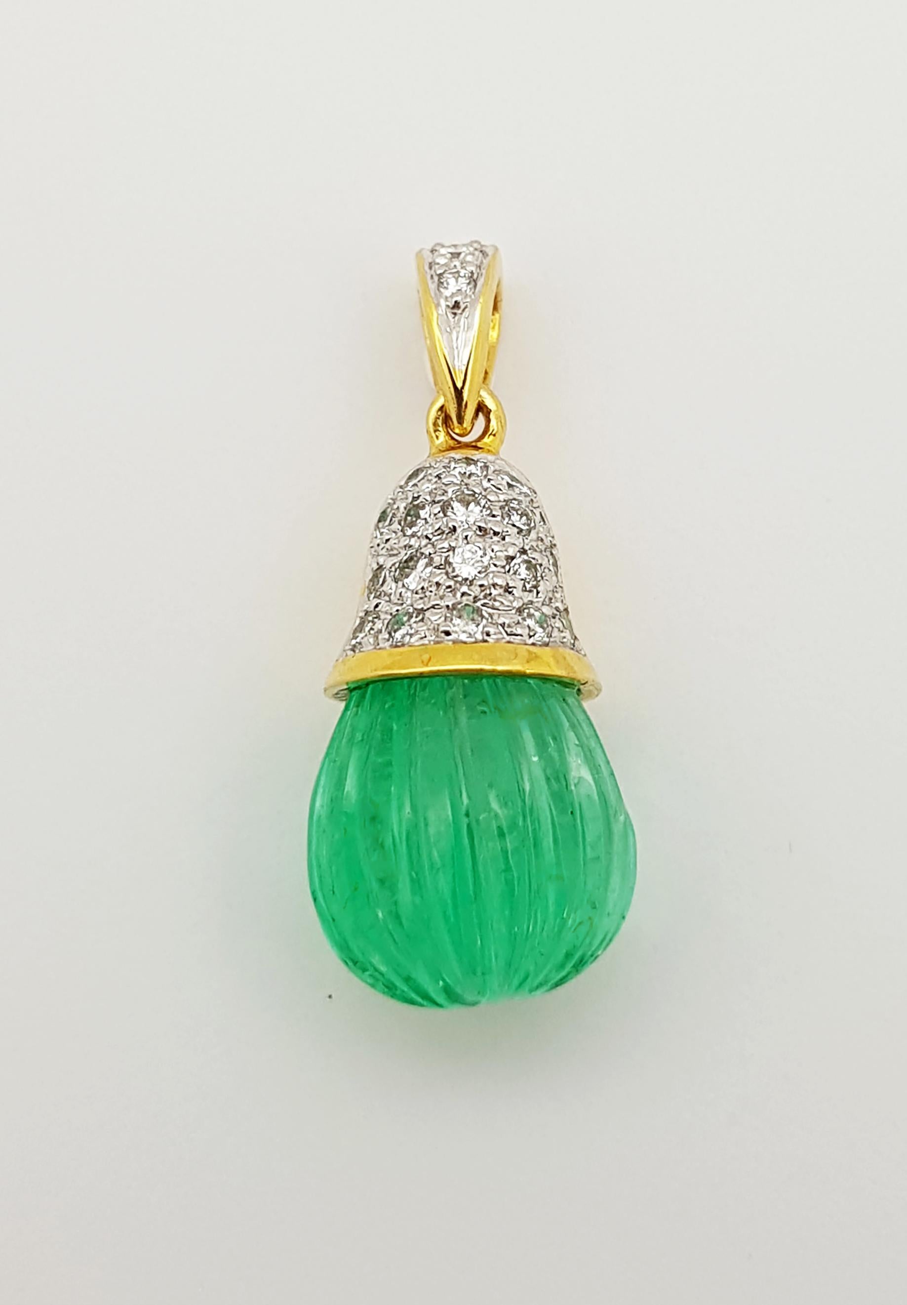 Cabochon Smeraldo intagliato con ciondolo di diamanti incastonato in oro 18 carati in vendita