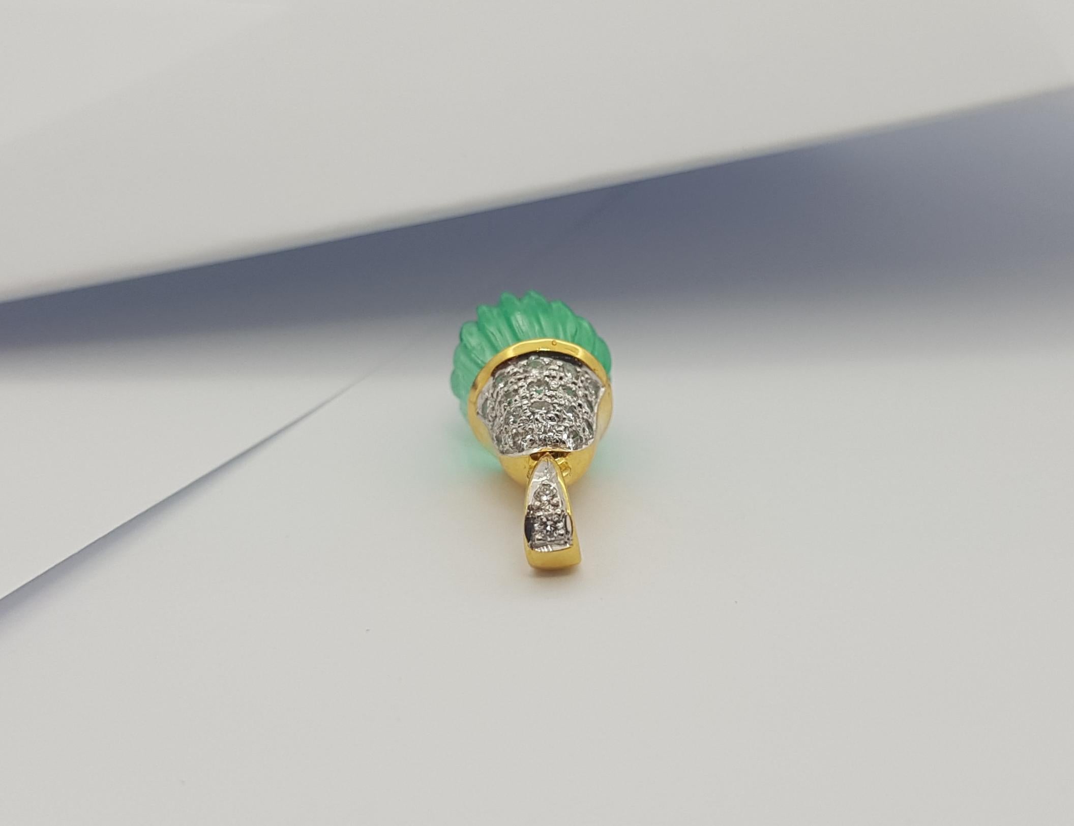 Smeraldo intagliato con ciondolo di diamanti incastonato in oro 18 carati In condizioni Nuovo in vendita a Bangkok, TH
