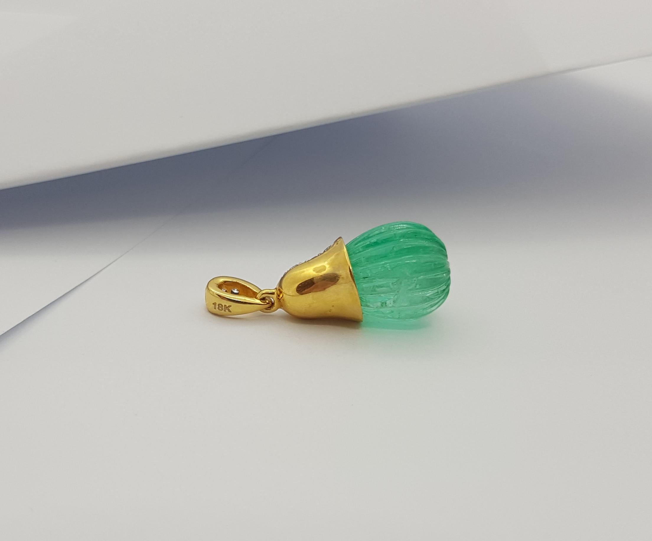 Smeraldo intagliato con ciondolo di diamanti incastonato in oro 18 carati in vendita 2