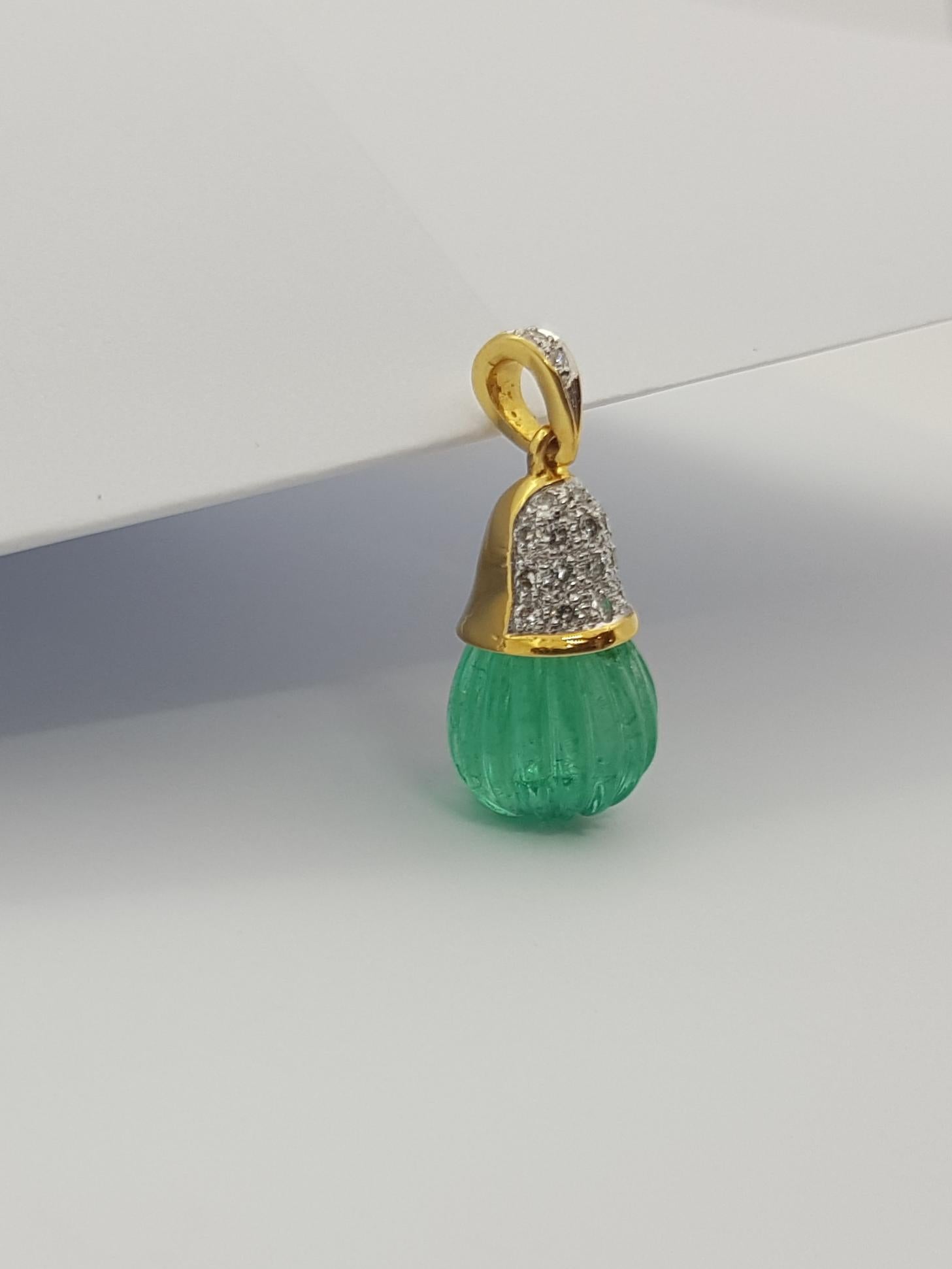 Smeraldo intagliato con ciondolo di diamanti incastonato in oro 18 carati in vendita 3