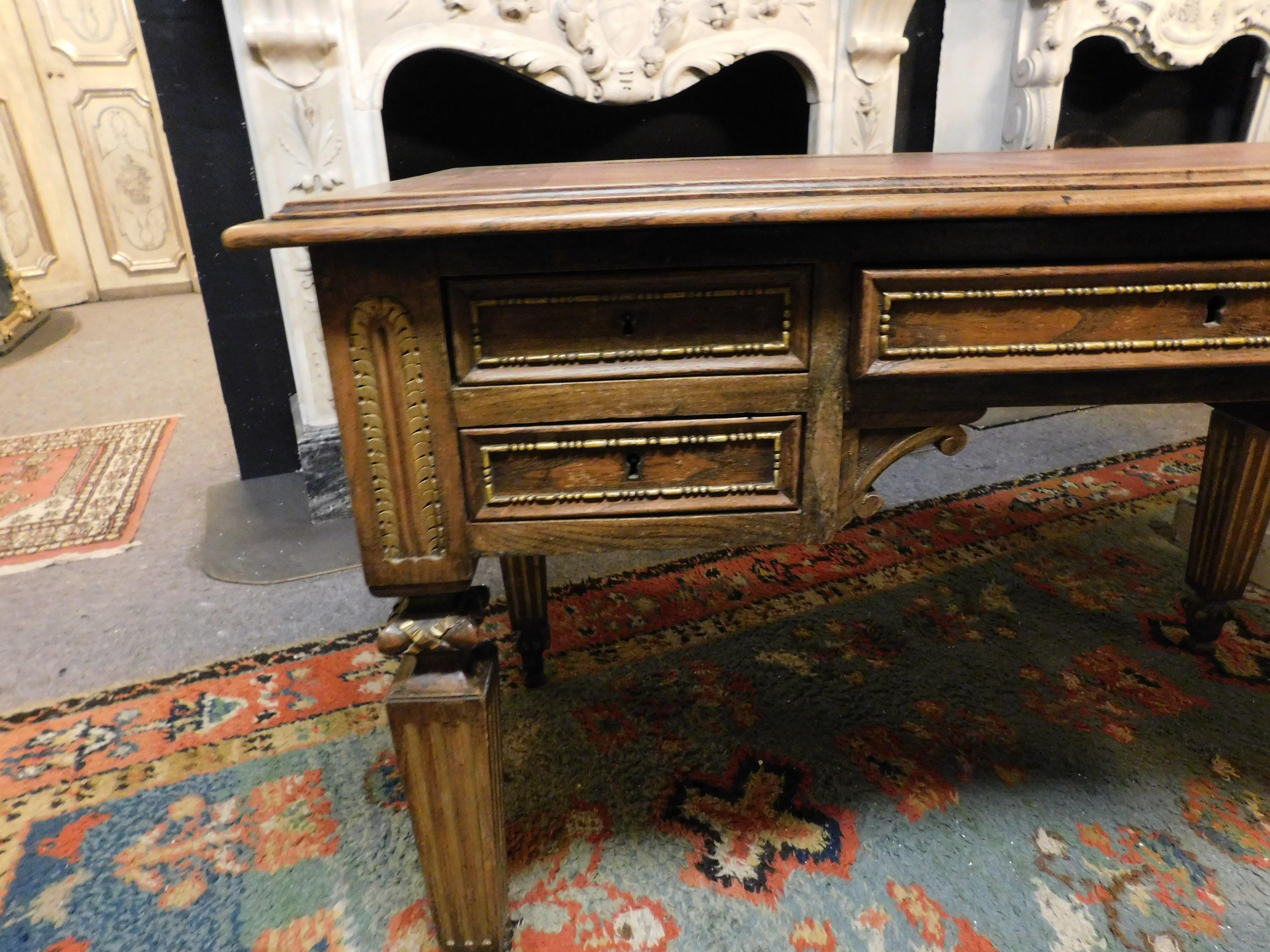 Carved empire desk, in walnut with opening side shelves, Italy In Good Condition For Sale In Cuneo, Italy (CN)