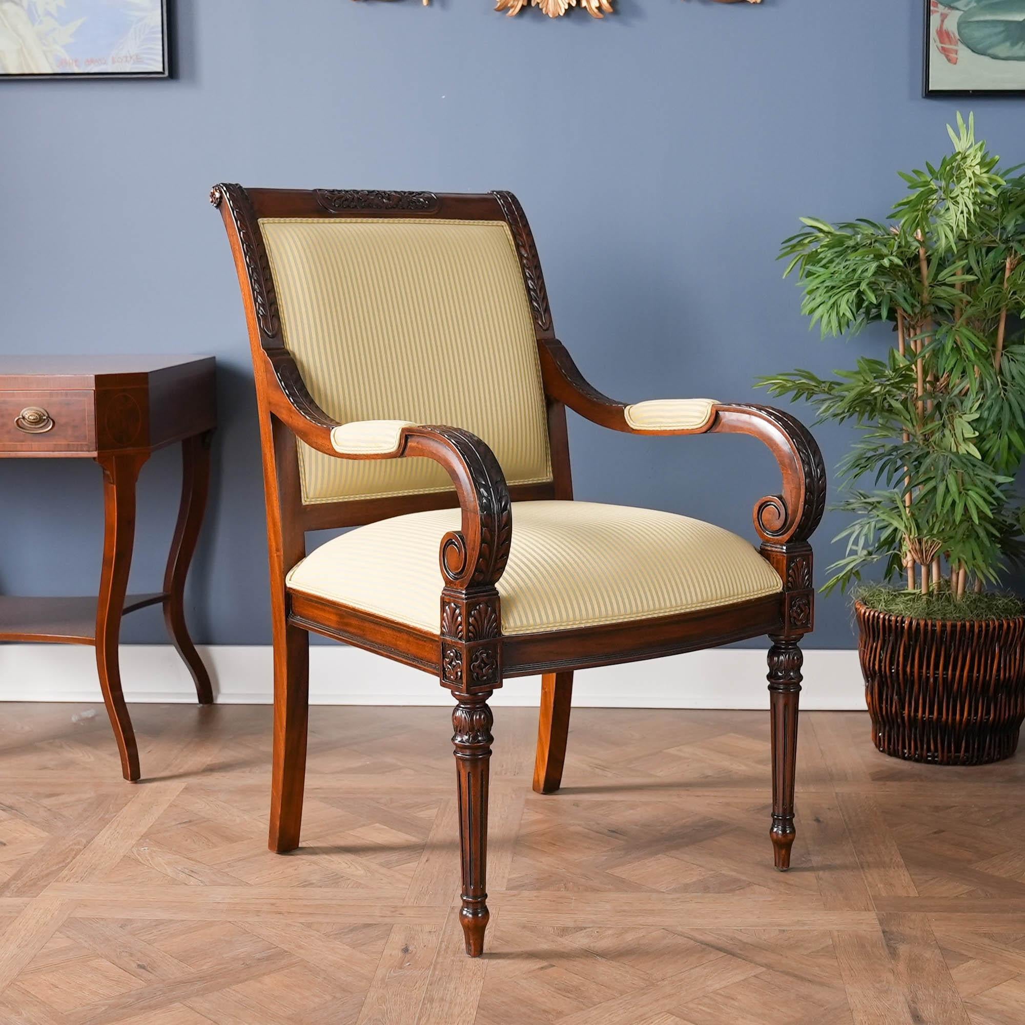 L'ensemble de 10 chaises Empire sculptées et tapissées comprend un groupe de 2 chaises à bras et 8 chaises d'appoint. Toutes les chaises sont dotées d'une traverse supérieure sculptée et d'un dossier entièrement rembourré, ce qui leur confère un