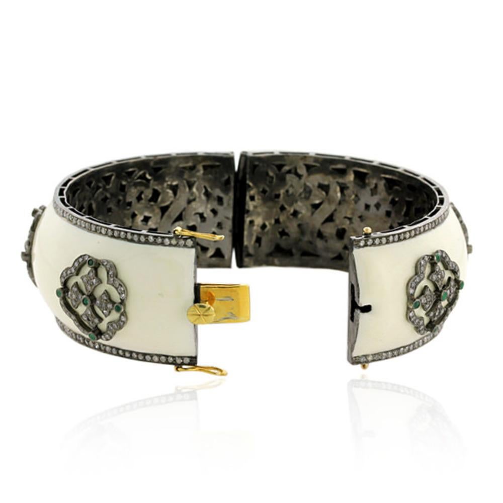Manschettenarmband aus geschnitzter Emaille mit Smaragd und Diamant aus 18 Karat Gold und Silber (Art déco) im Angebot