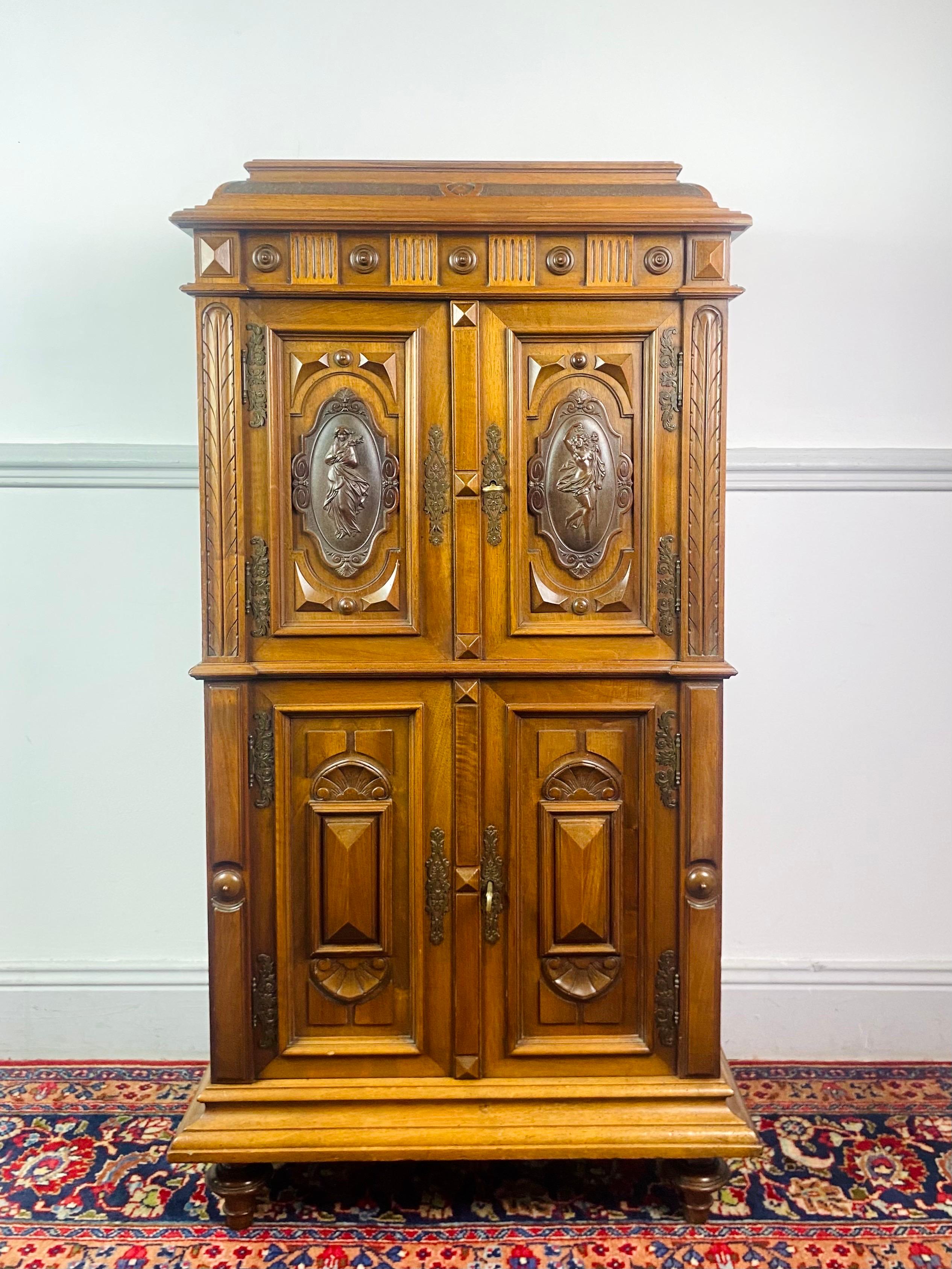 Carved English Cabinet - Renaissance - Louis Philippe period - 19th England For Sale 8