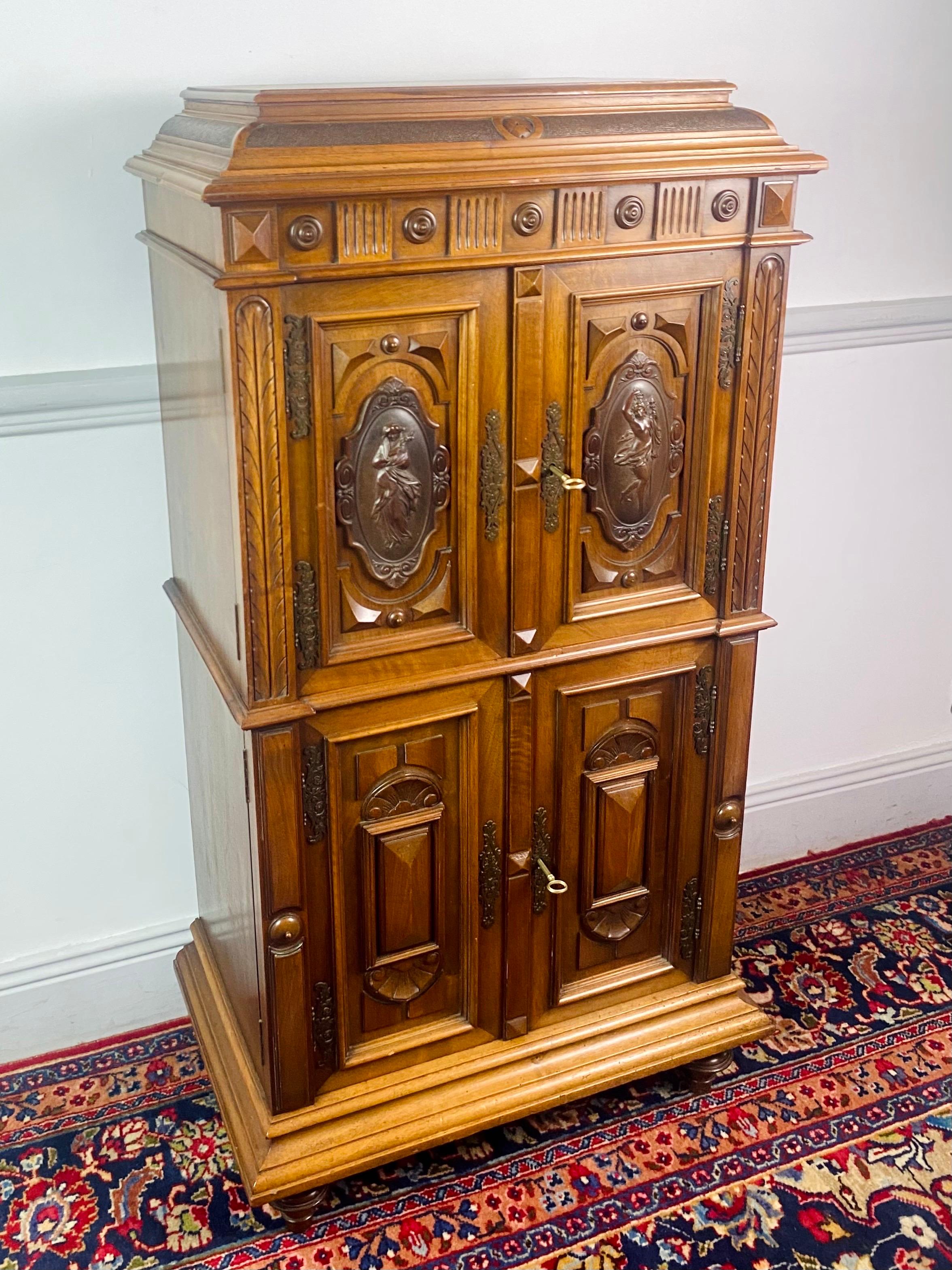 Carved English Cabinet - Renaissance - Louis Philippe period - 19th England For Sale 9