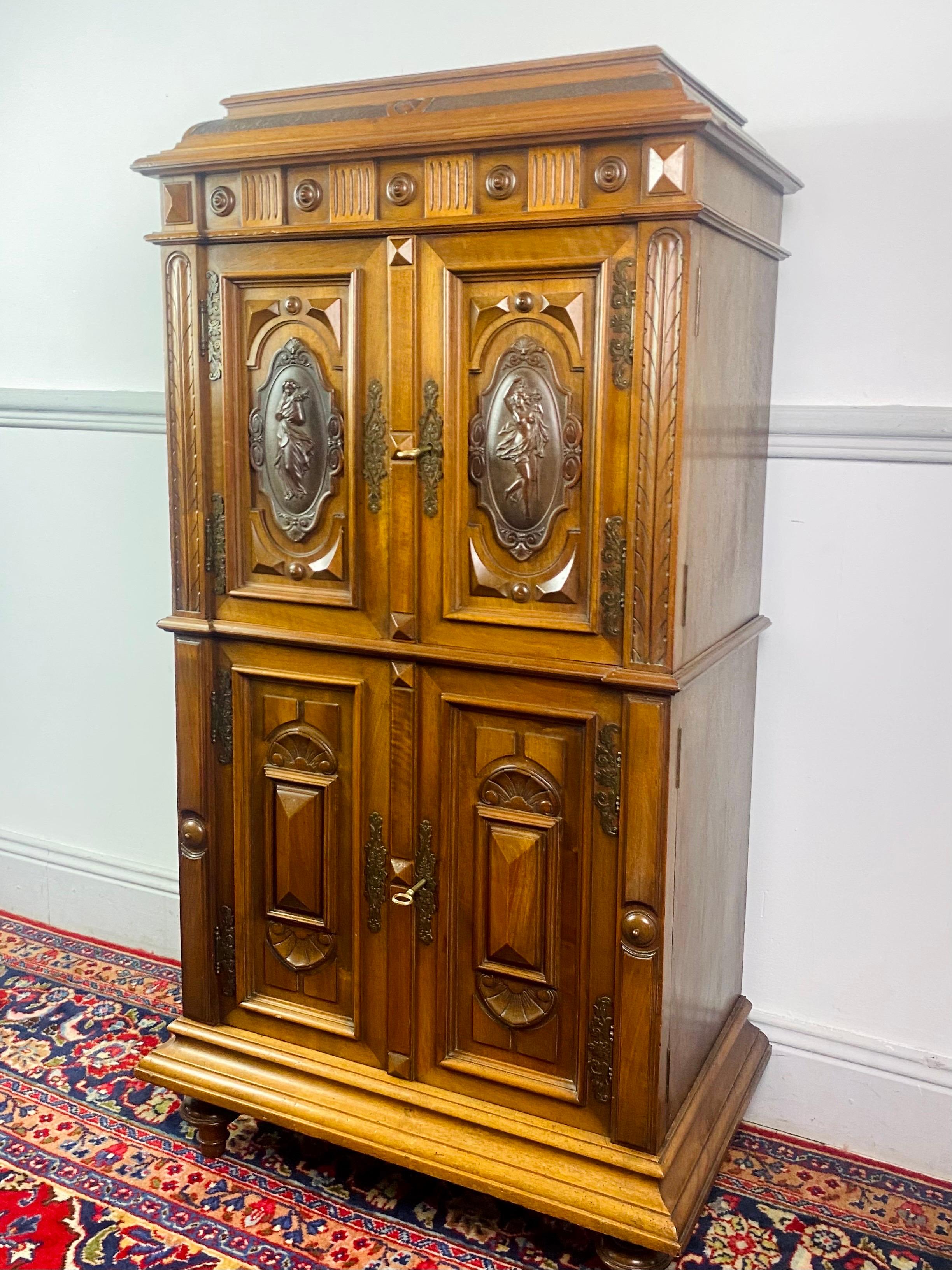 Carved English Cabinet - Renaissance - Louis Philippe period - 19th England For Sale 10
