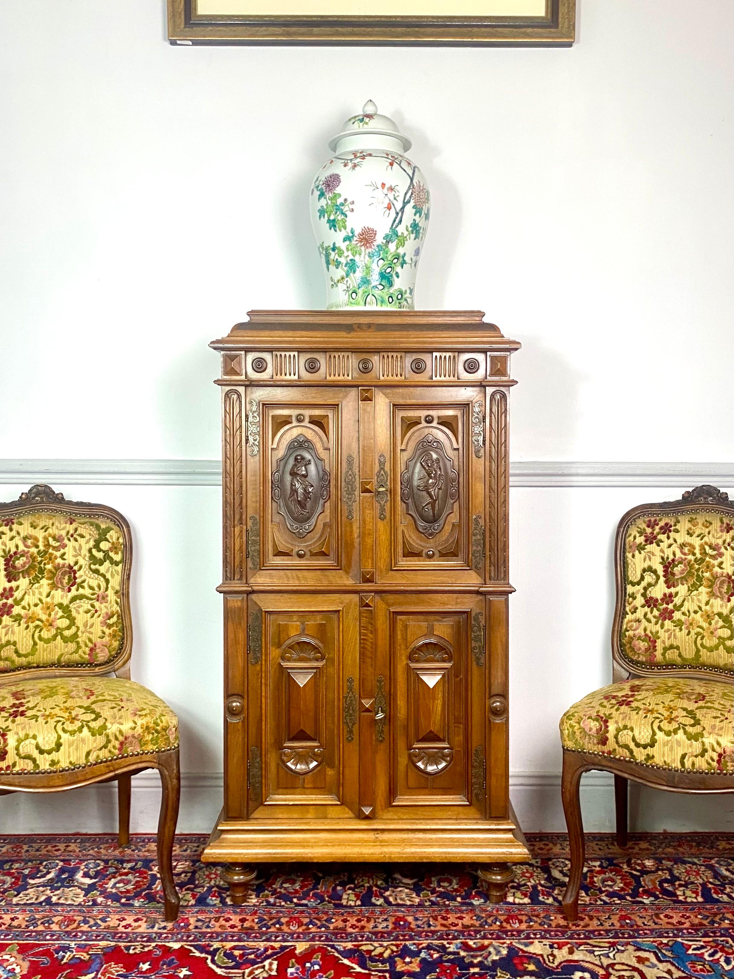 Renaissance Revival Carved English Cabinet - Renaissance - Louis Philippe period - 19th England For Sale