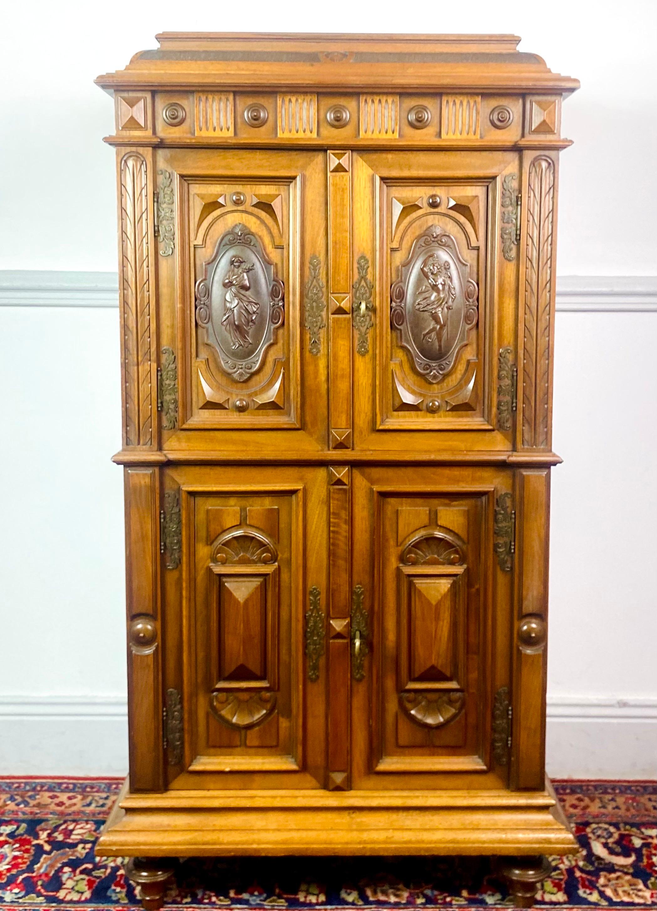 Carved English Cabinet - Renaissance - Louis Philippe period - 19th England In Good Condition For Sale In Beuzevillette, FR