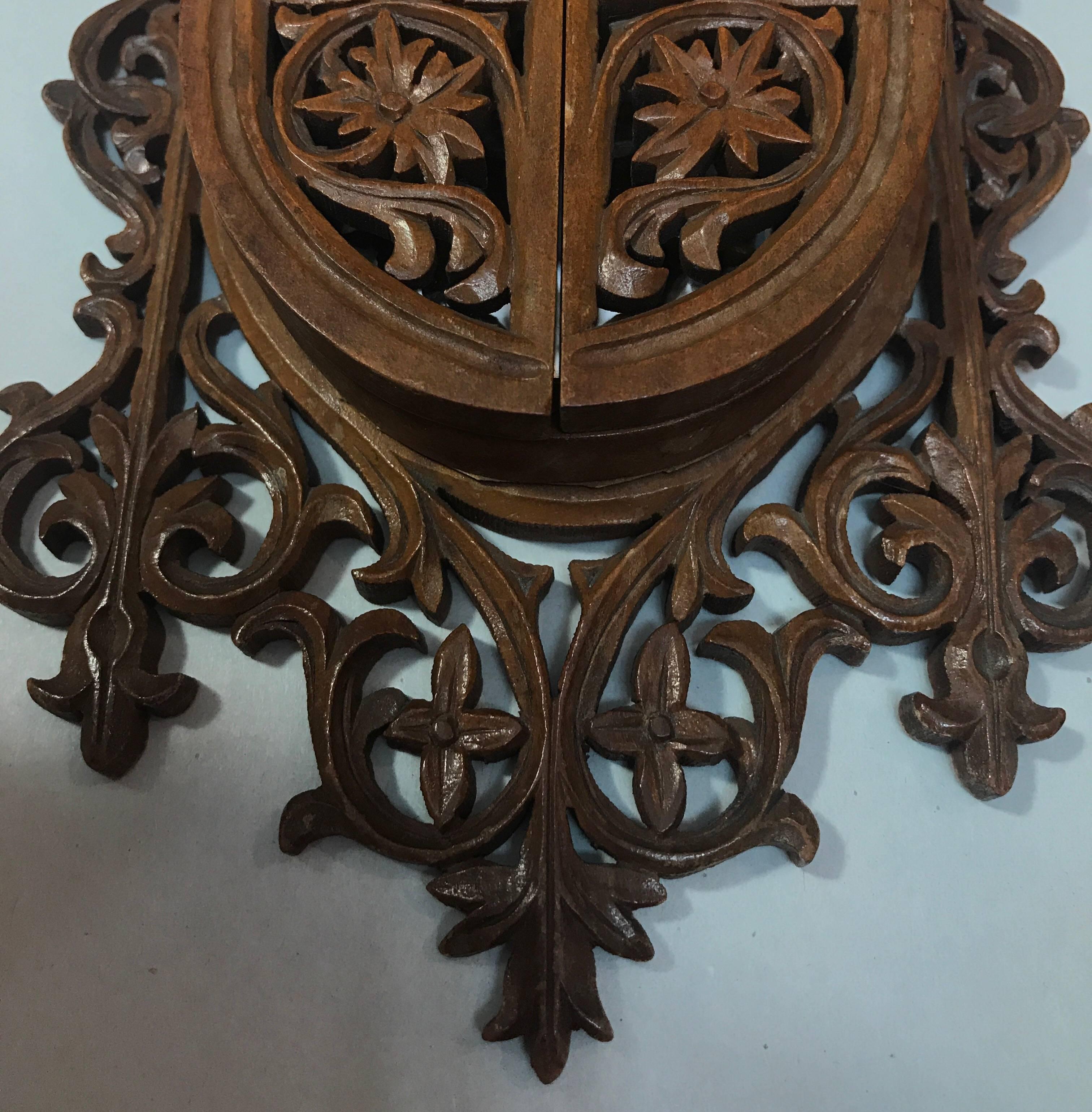 Carved English Doored Filigree Frame In Excellent Condition In Lambertville, NJ