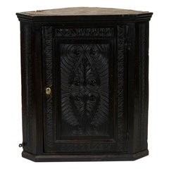 Credenza angolare inglese intagliata