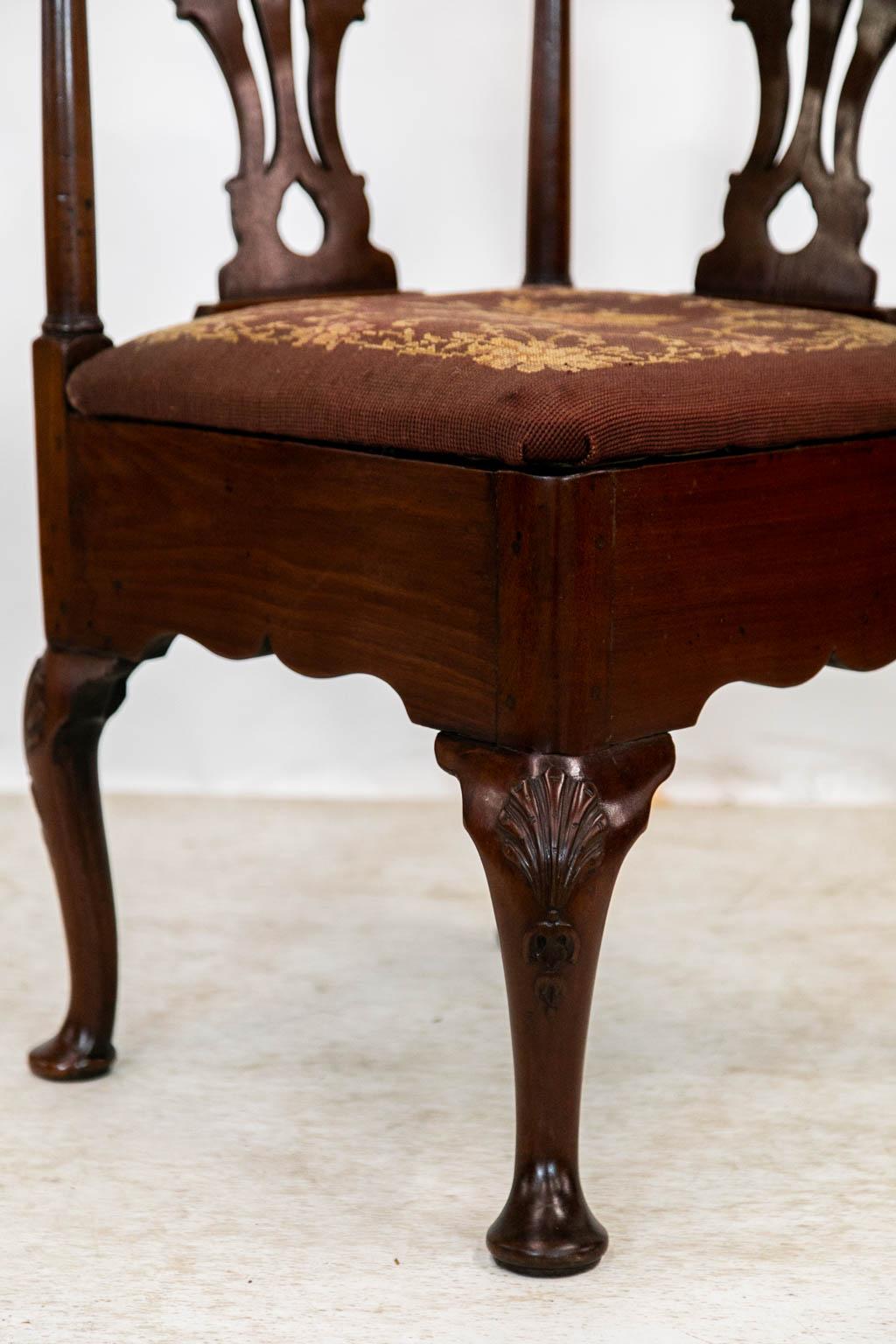 Carved English Mahogany Corner Chair In Good Condition For Sale In Wilson, NC
