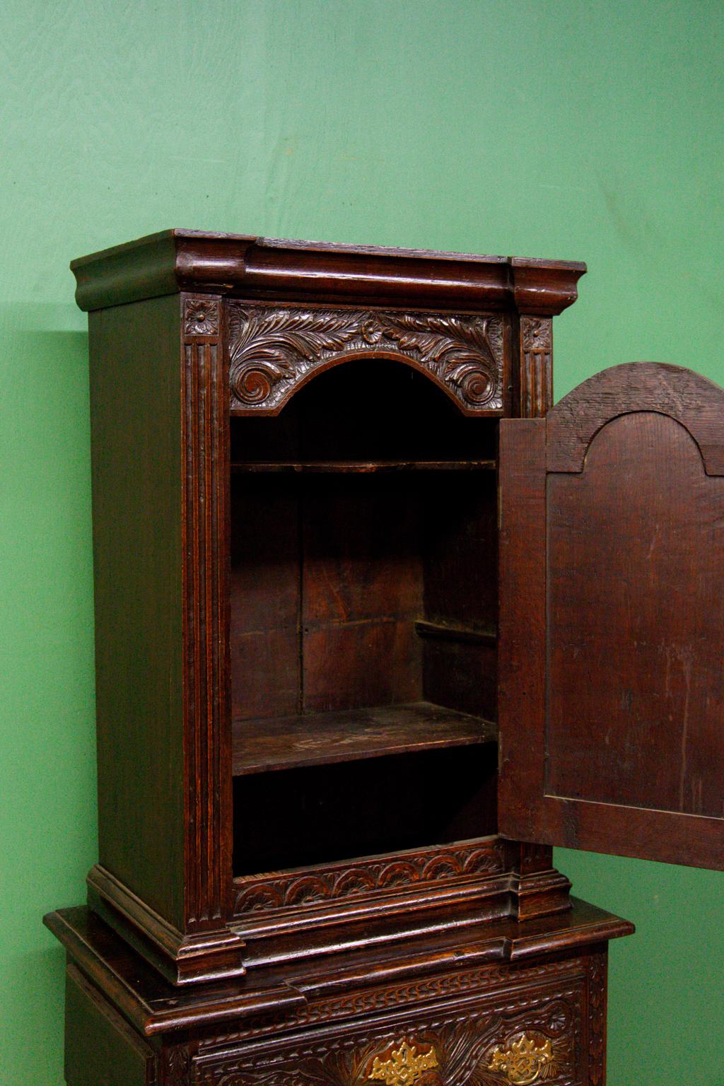 Anglais Armoire de cour en chêne anglais sculpté en vente