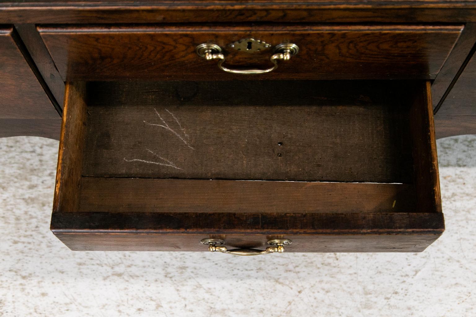 Armoire en chêne anglais sculpté sur pied en vente 1