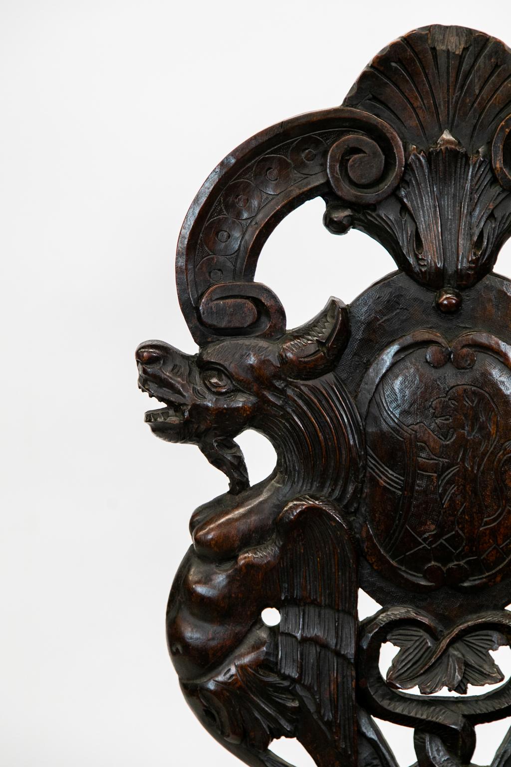 Sculpté à la main Chaise d'entrée en chêne anglais sculpté en vente