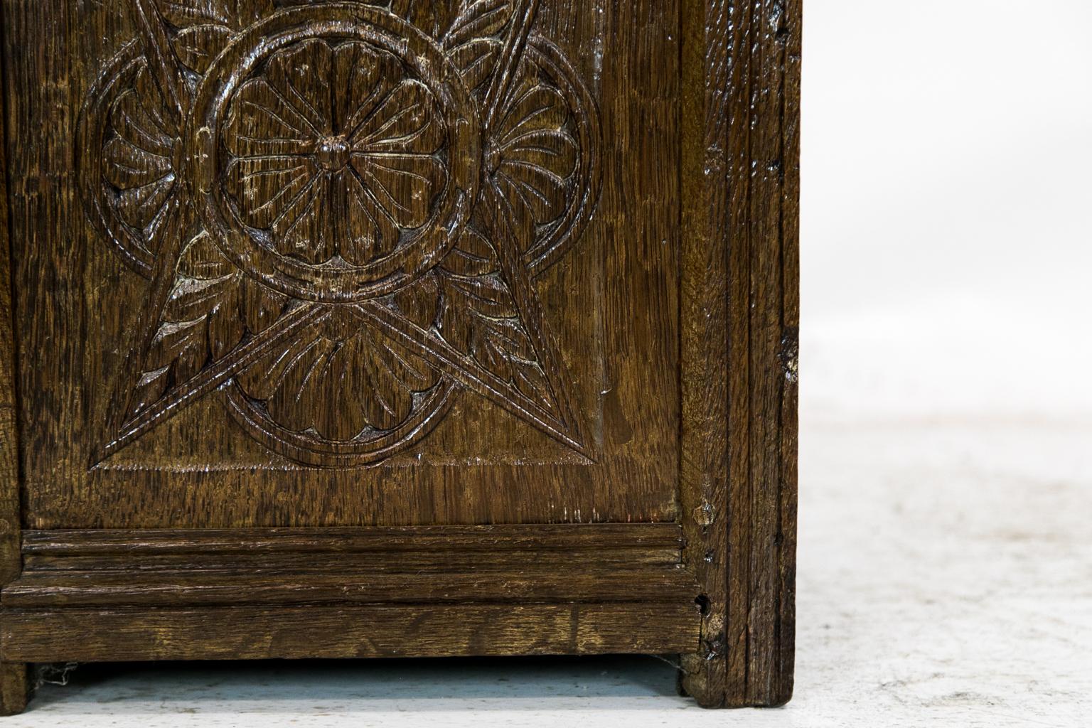 Early 20th Century Carved English Oak Hearth Box For Sale