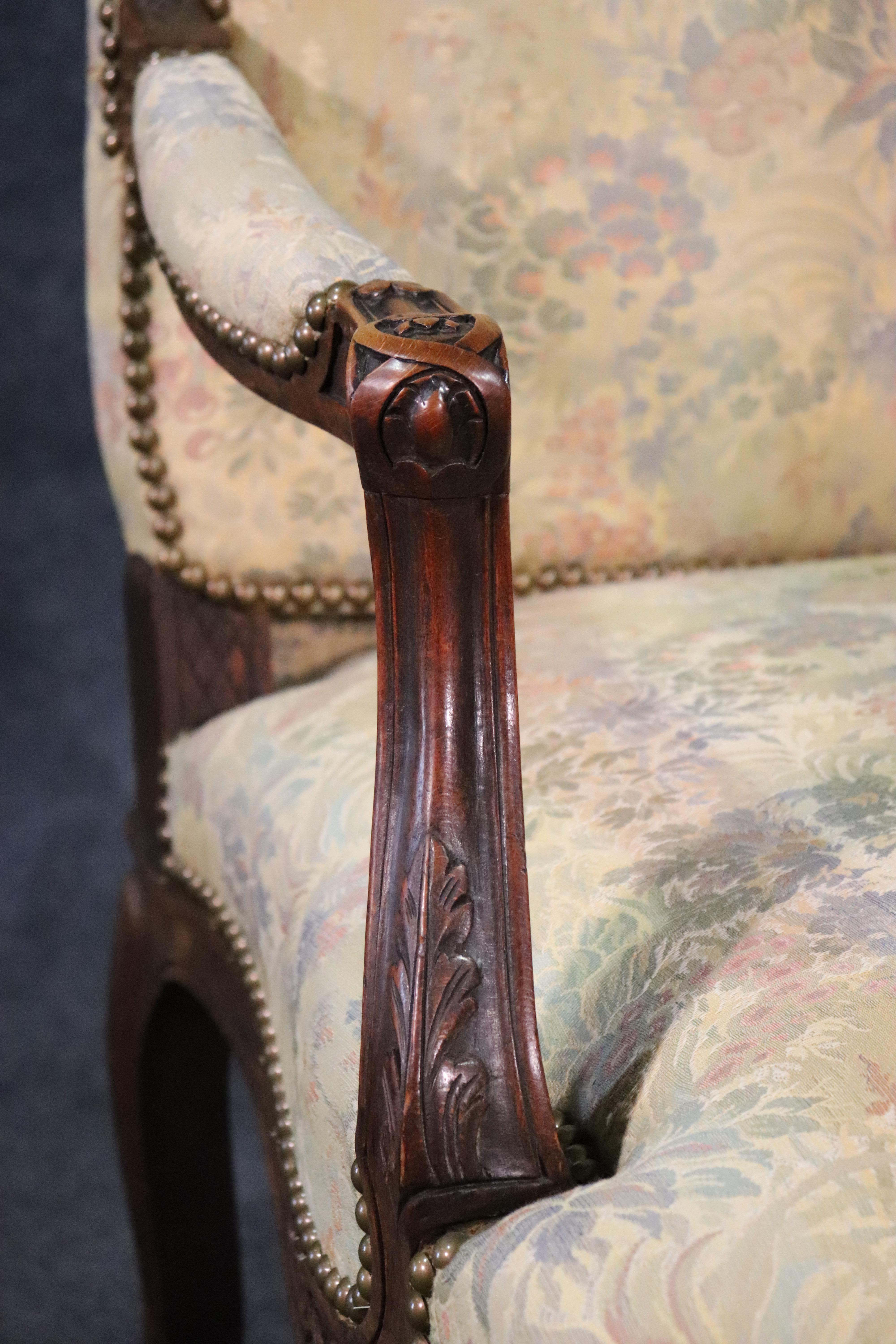 Geschnitzter georgianischer geschnitzter englischer Sessel aus Nussbaumholz mit Wandteppichpolsterung und Nagelköpfen im Angebot 3