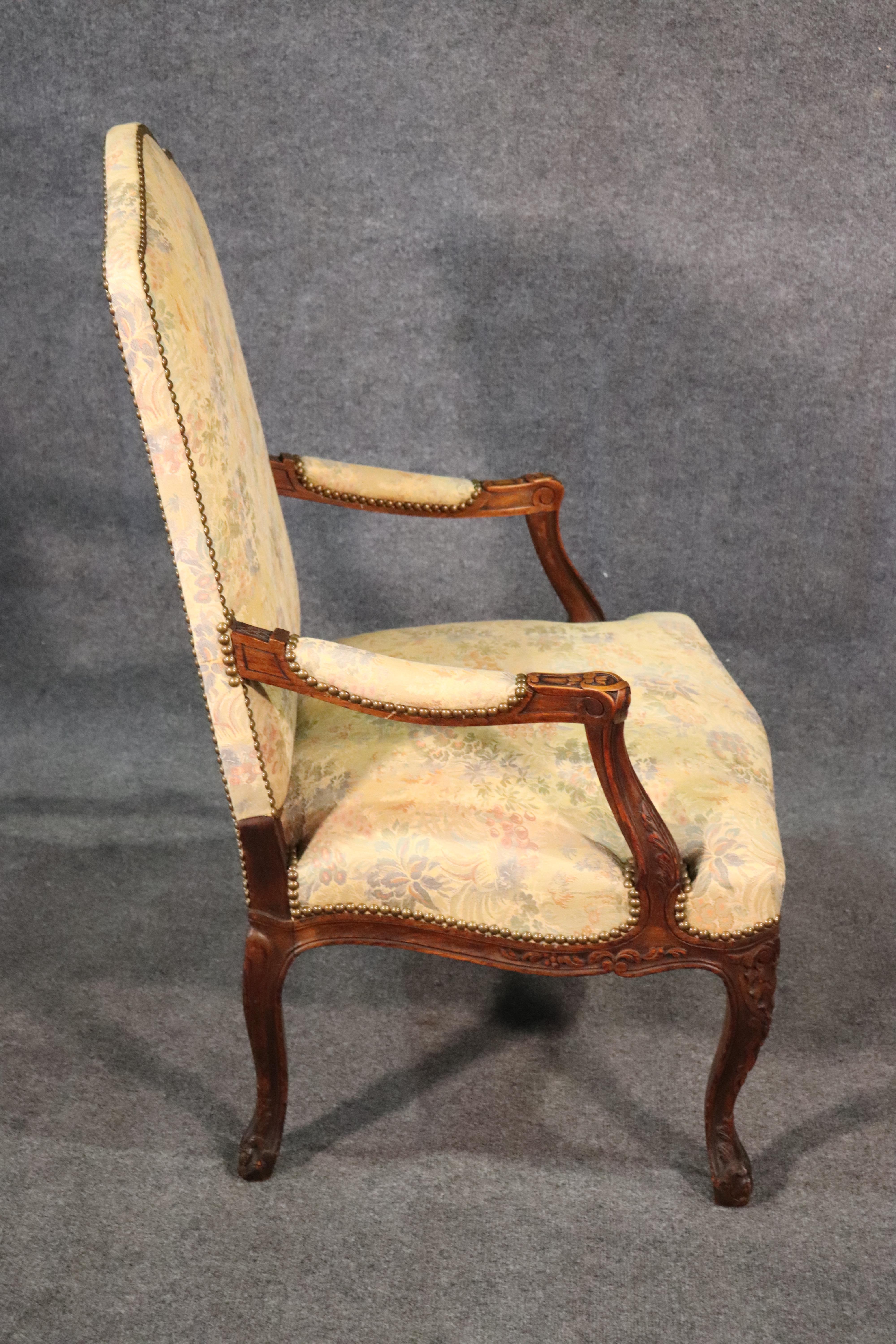 Geschnitzter georgianischer geschnitzter englischer Sessel aus Nussbaumholz mit Wandteppichpolsterung und Nagelköpfen (Walnuss) im Angebot