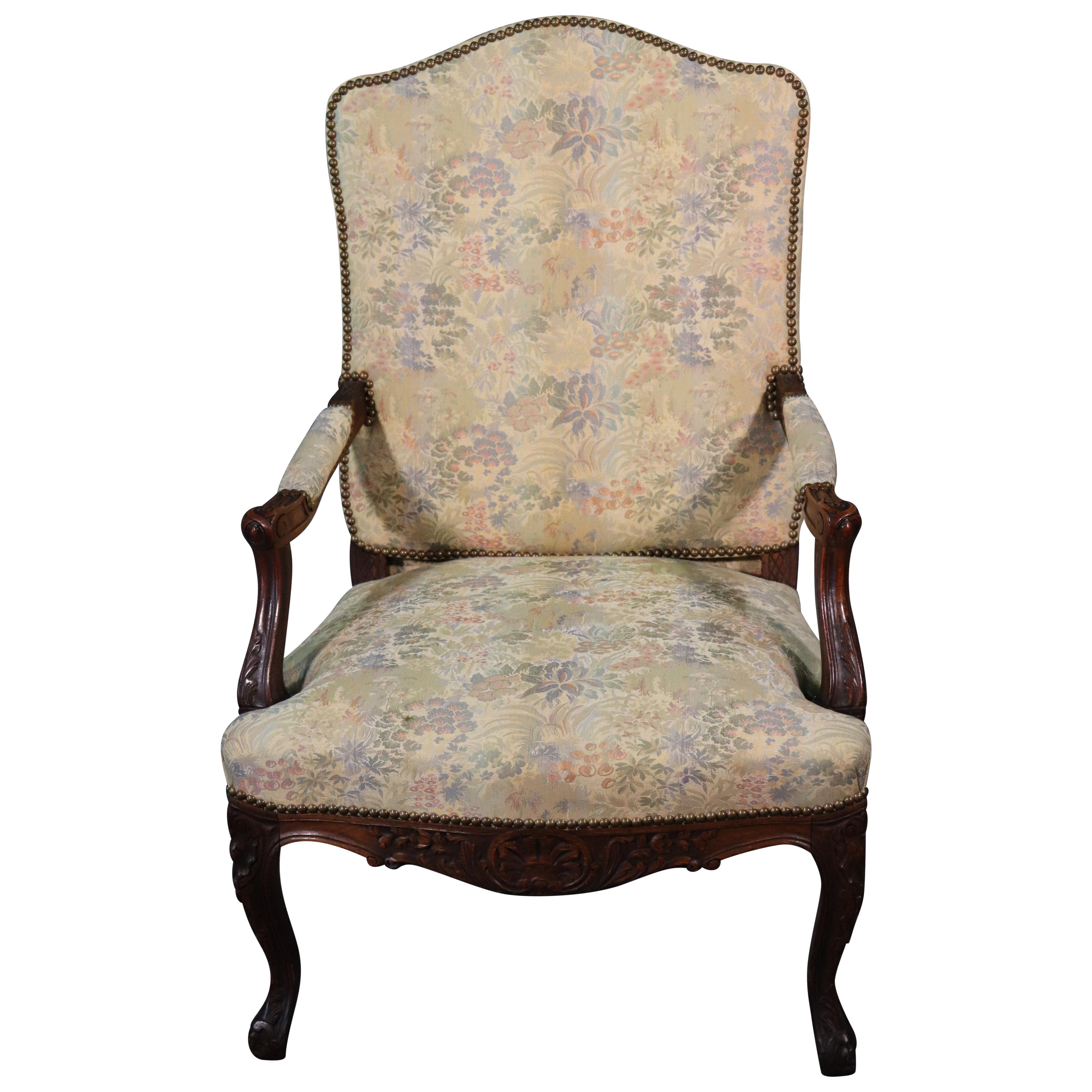 Fauteuil géorgien en noyer anglais sculpté avec tapisserie et têtes de clous en vente