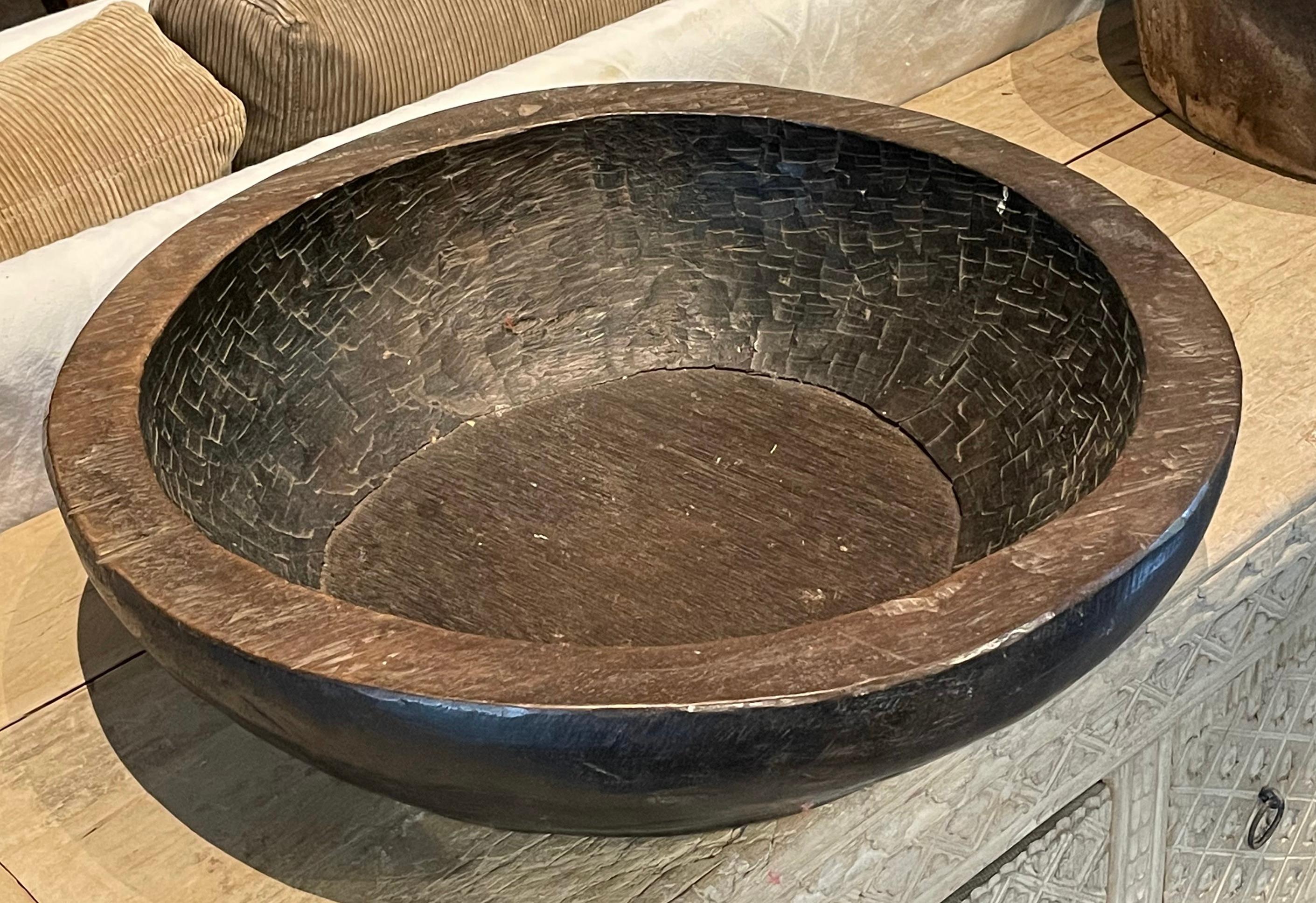 Indonesiano Scolpito  Ciotola in legno extra large, Indonesia, Contemporaneo in vendita