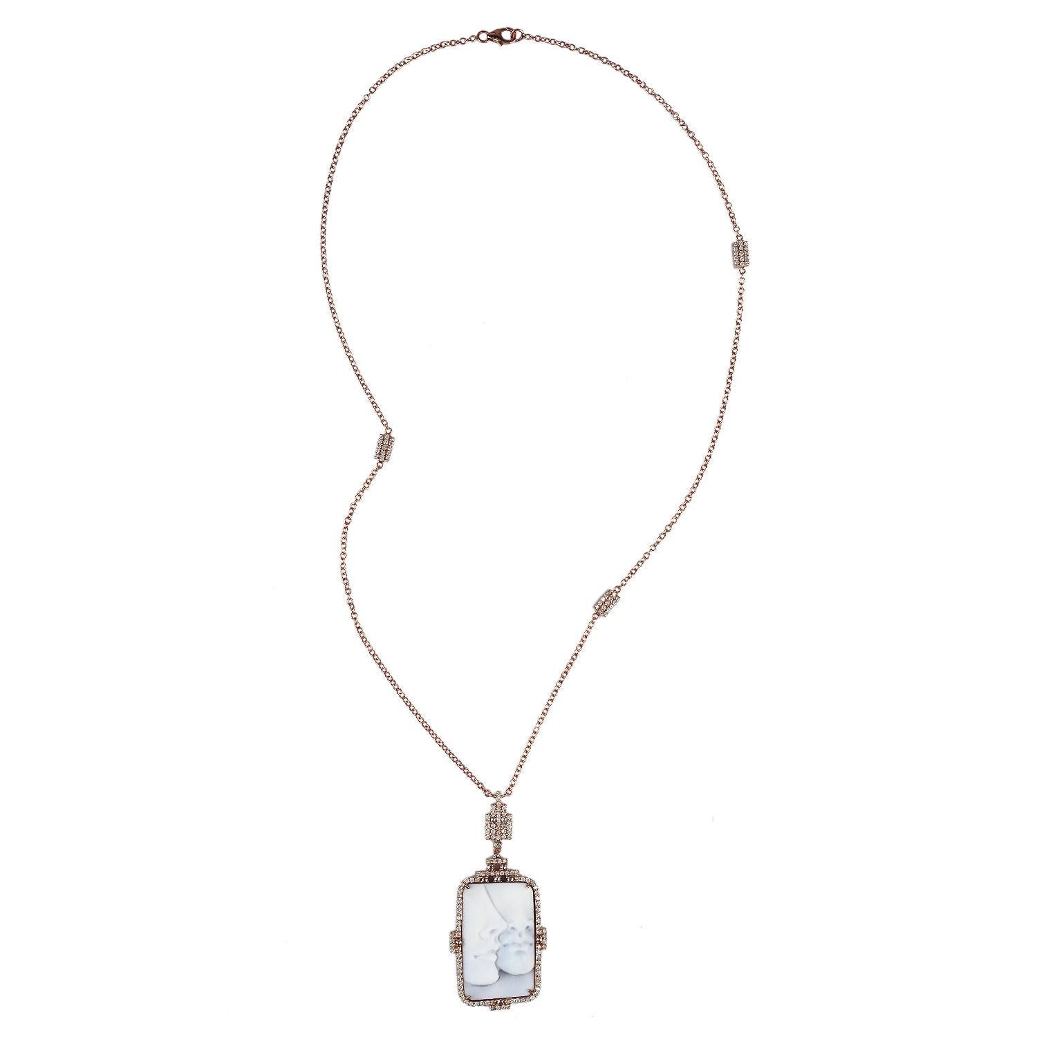 Artigiano Motivo cammeo di conchiglia con faccia intagliata e collana con catena di diamanti in oro 18 carati in vendita