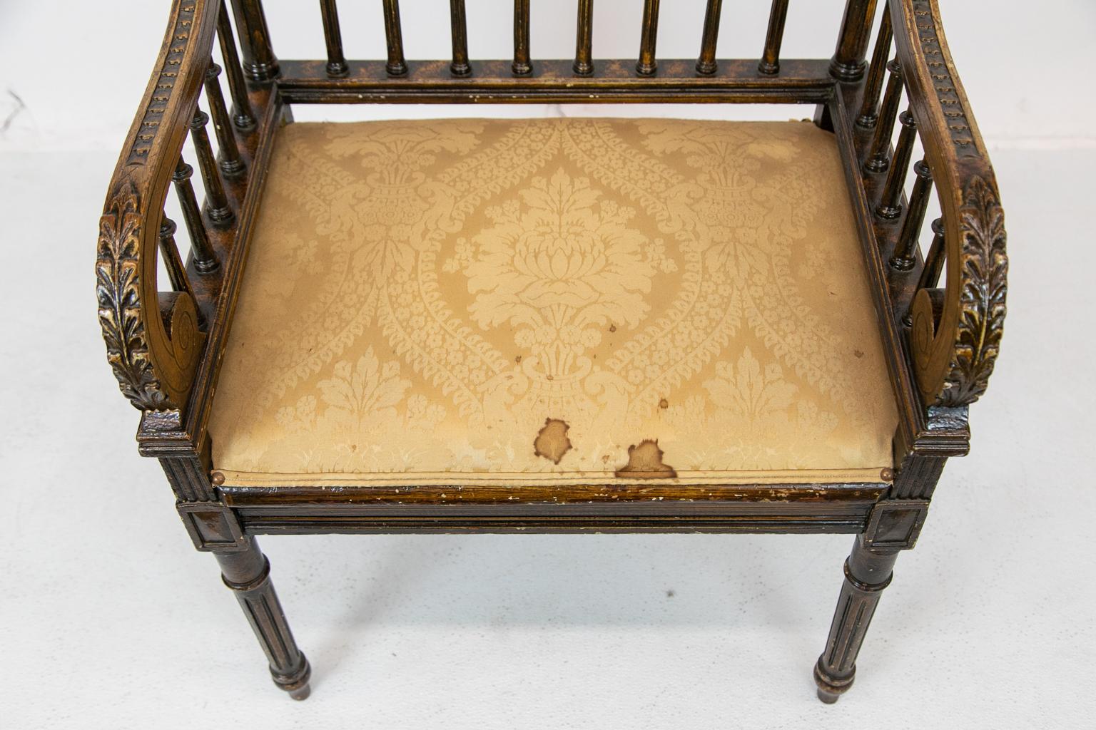 Geschnitzter:: kunstvoll bemalter französischer Hocker (Polster) im Angebot