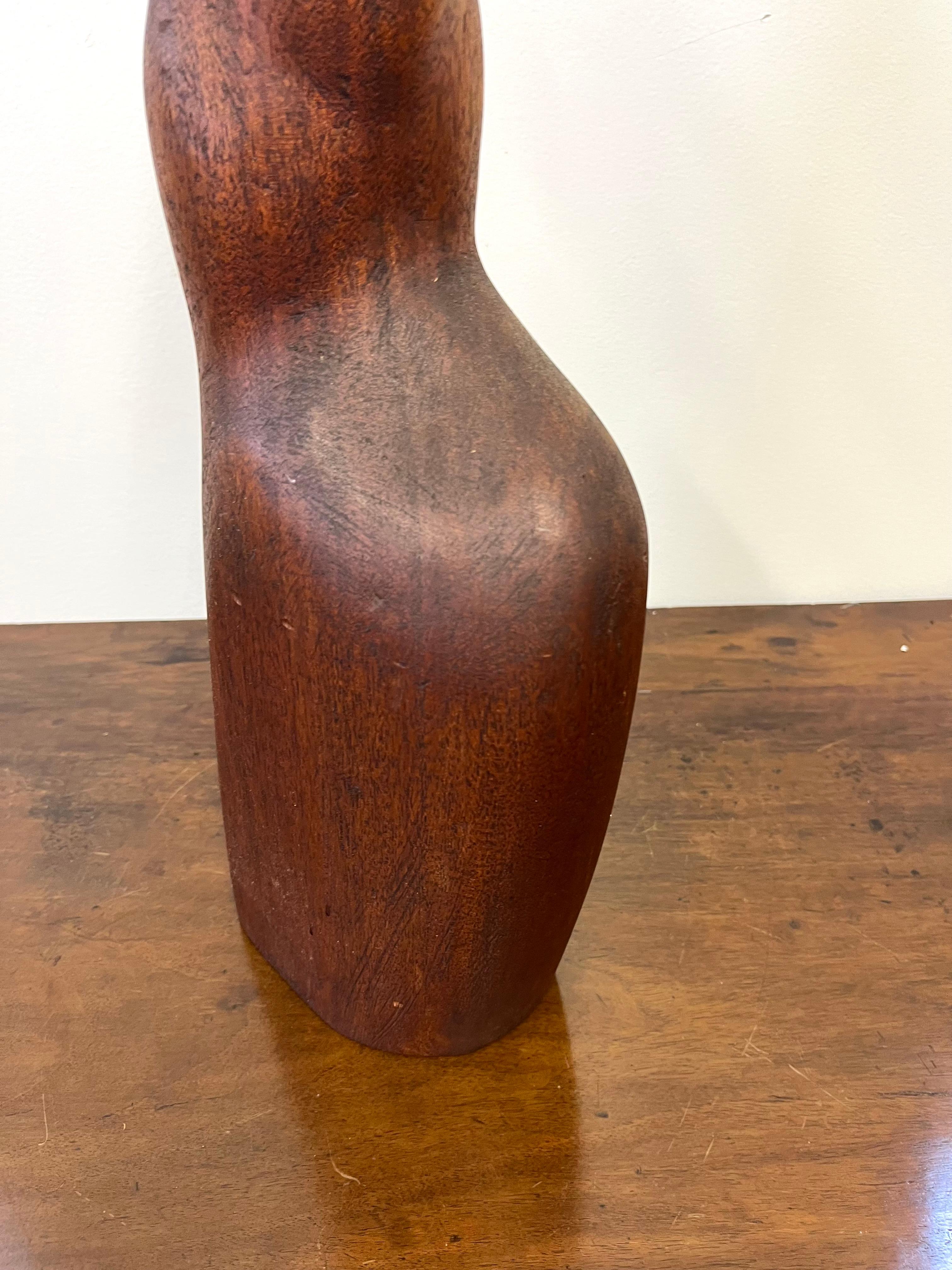 Escultura de figura femenina tallada en madera de teca, circa 1960 Moderno de mediados de siglo