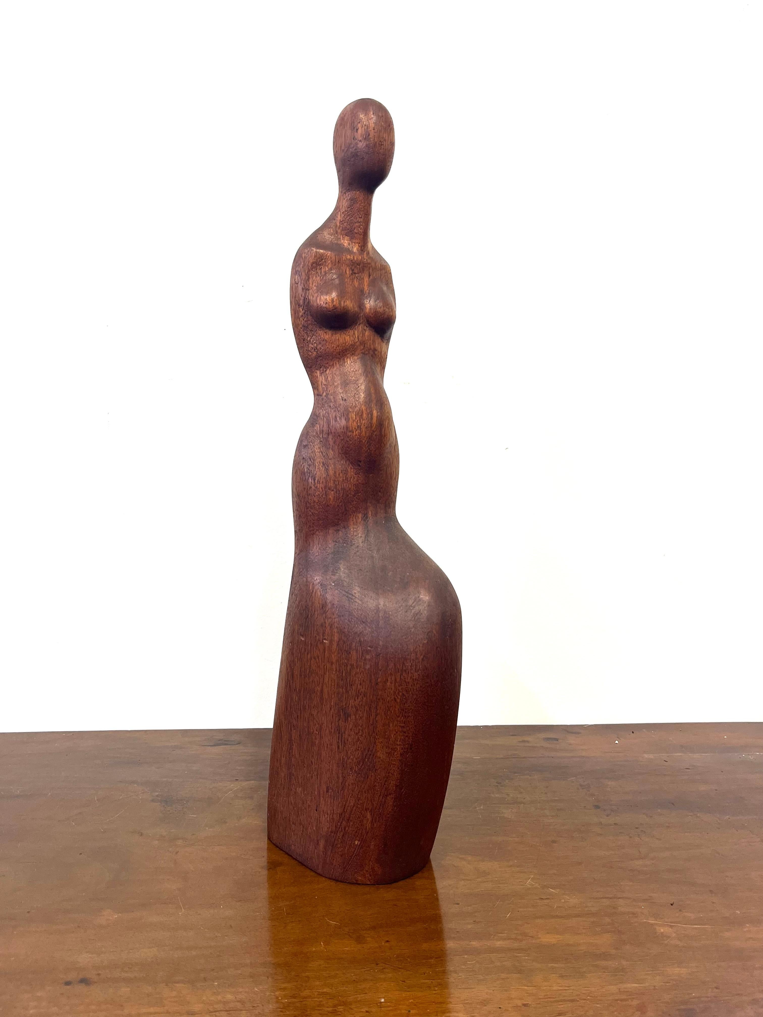 Escultura de figura femenina tallada en madera de teca, circa 1960 Tallado a mano