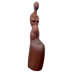 Escultura de figura femenina tallada en madera de teca, circa 1960