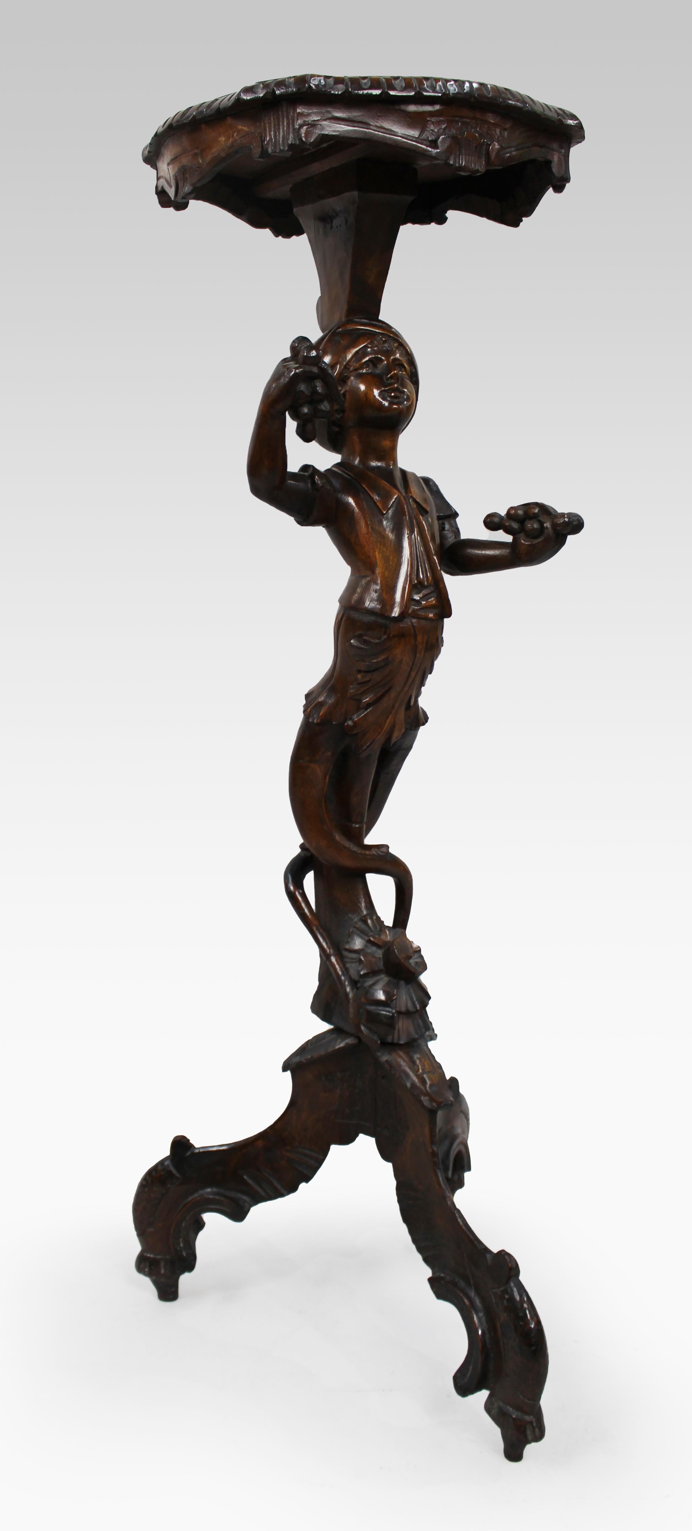 Piedistallo figurato intagliato in stile XVIII secolo, CIRCA 1890

Un piedistallo figurato finemente intagliato nello stile del XVIII secolo, con una figura di Blackamoor in piedi su tre piedini a spirale, che sostiene una superficie superiore
