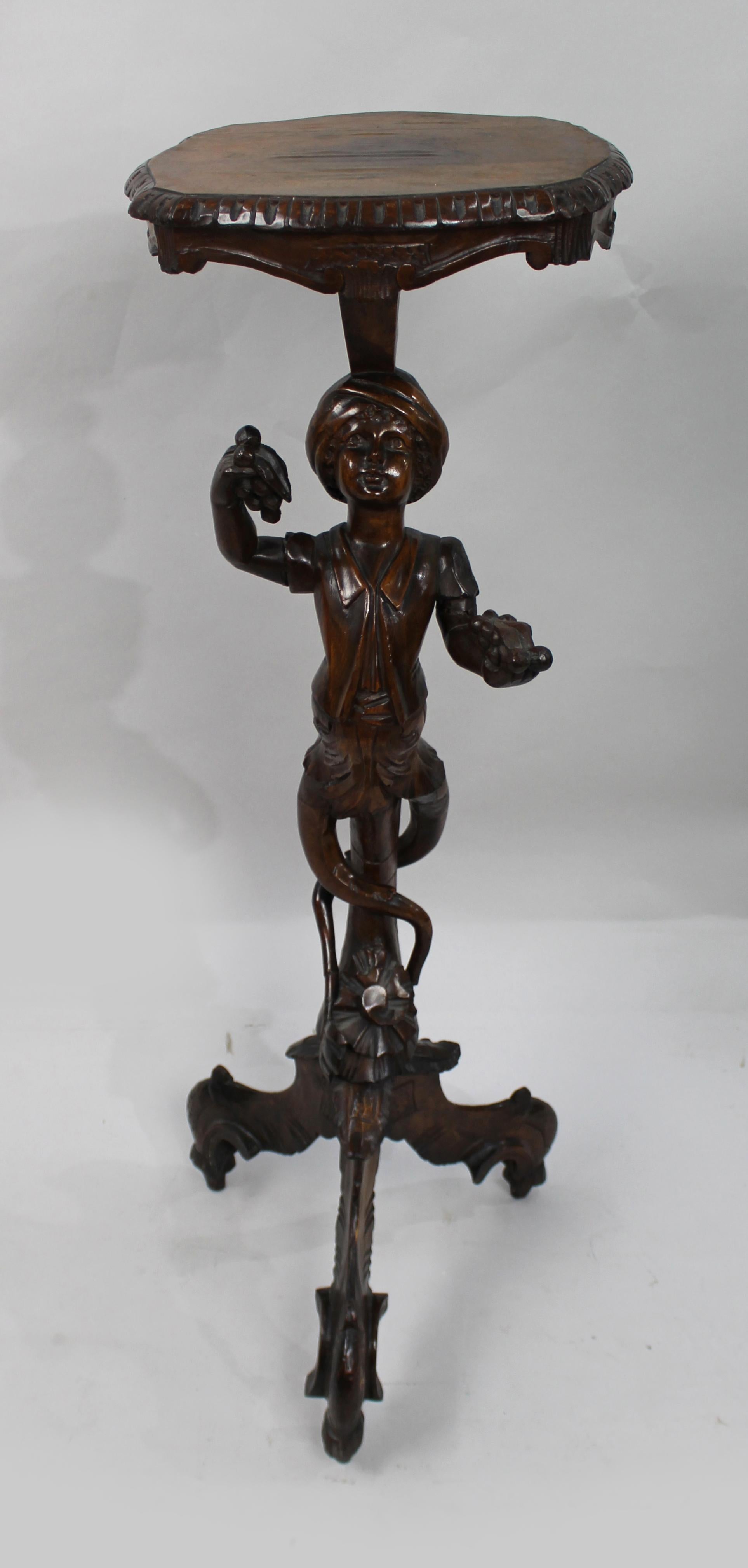 XIX secolo Torchiera figurata intagliata in stile XVIII secolo, CIRCA 1890 in vendita
