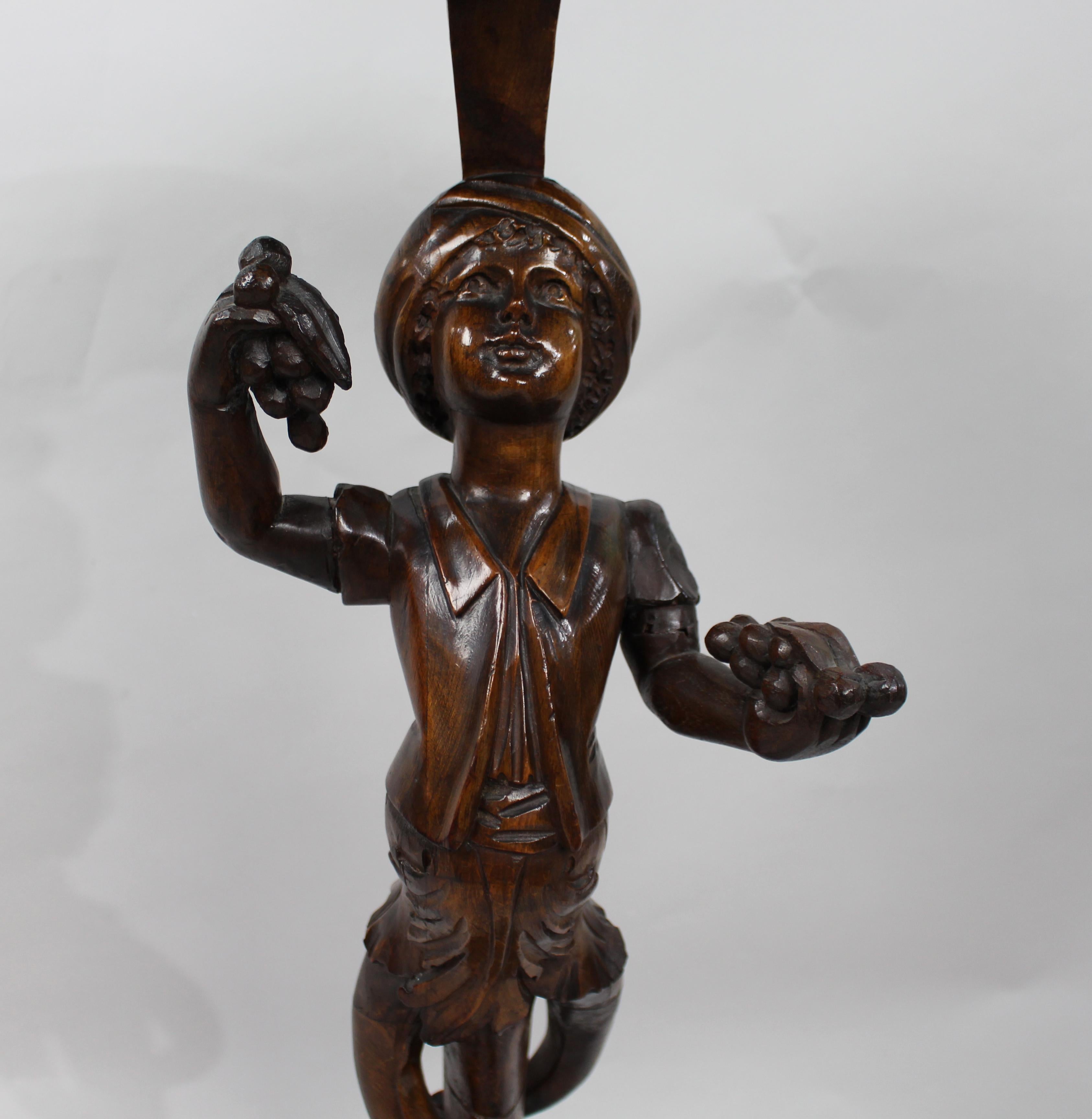 Legno Torchiera figurata intagliata in stile XVIII secolo, CIRCA 1890 in vendita