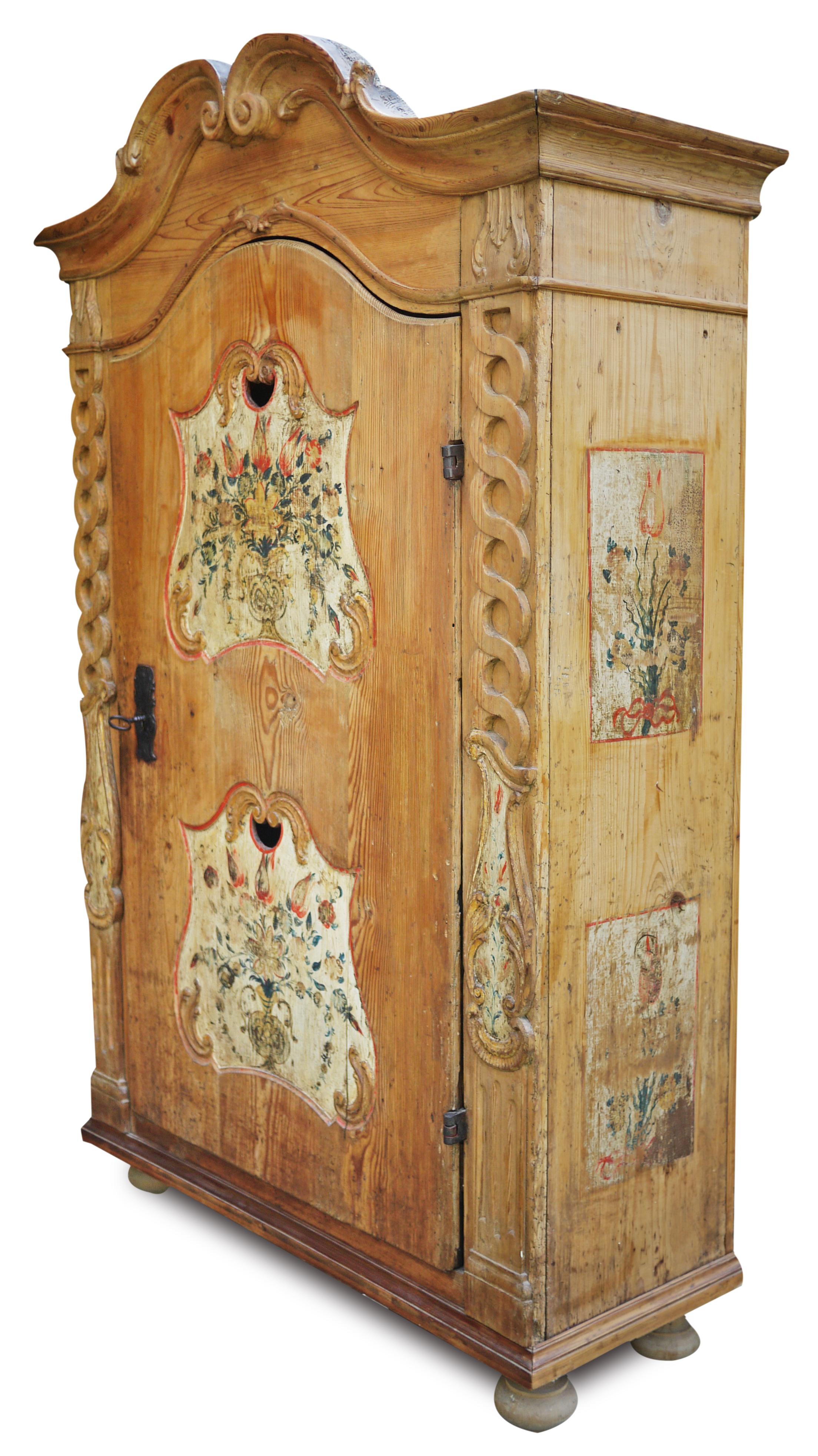Exceptional Tyrolean Carved Wardrobe
COD: A169
H. 188 cm - L. 112 cm (120cm to the frames) - P. 48 cm (54 to the frames)

Exceptional Tyrolean wardrobe with one door, in fir wood.
The entire surface is characterized by rich and refined carvings in