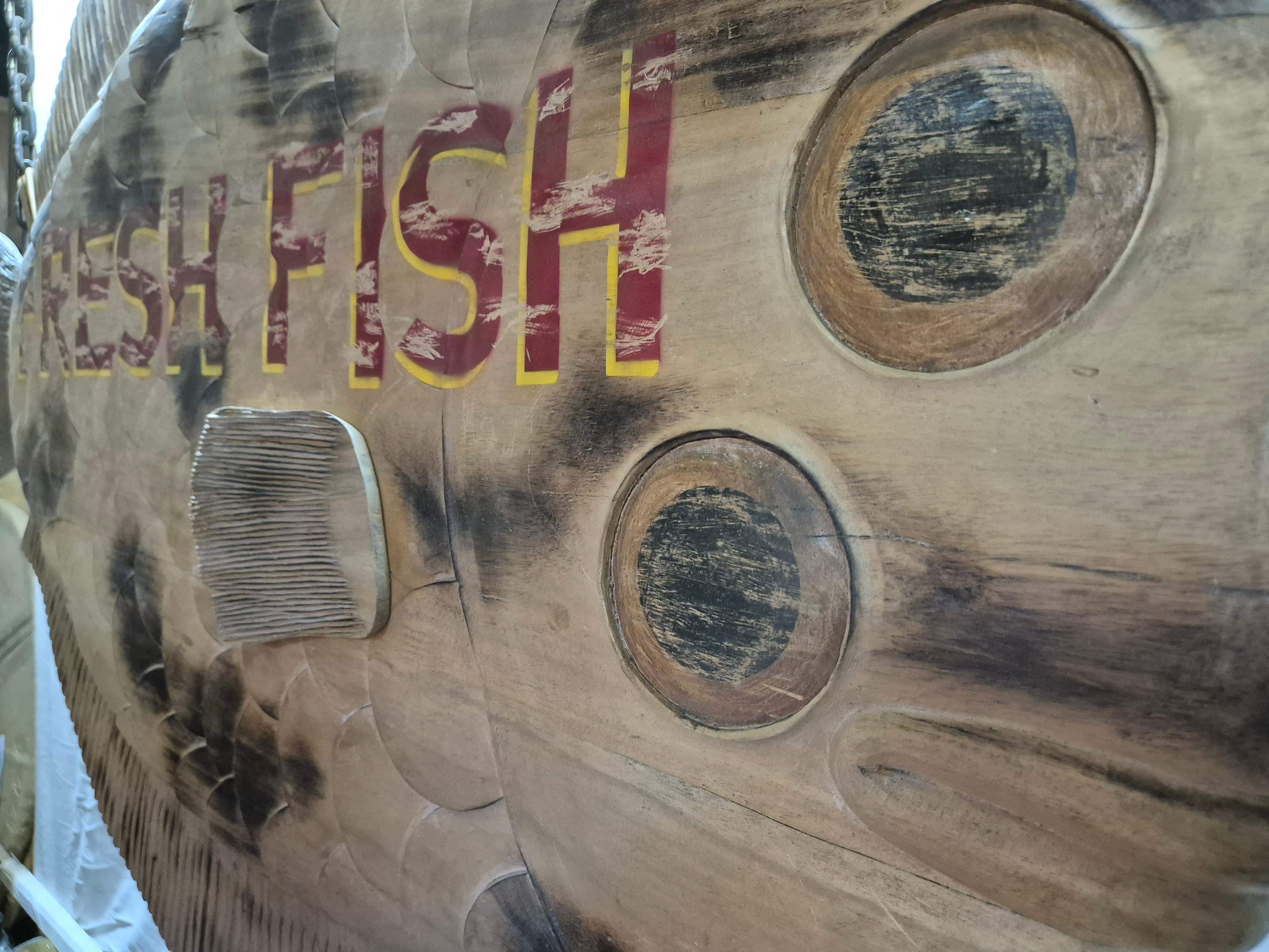 Signe commerciale sculptée « Fresh Fish » ( poisson frais) en vente 7
