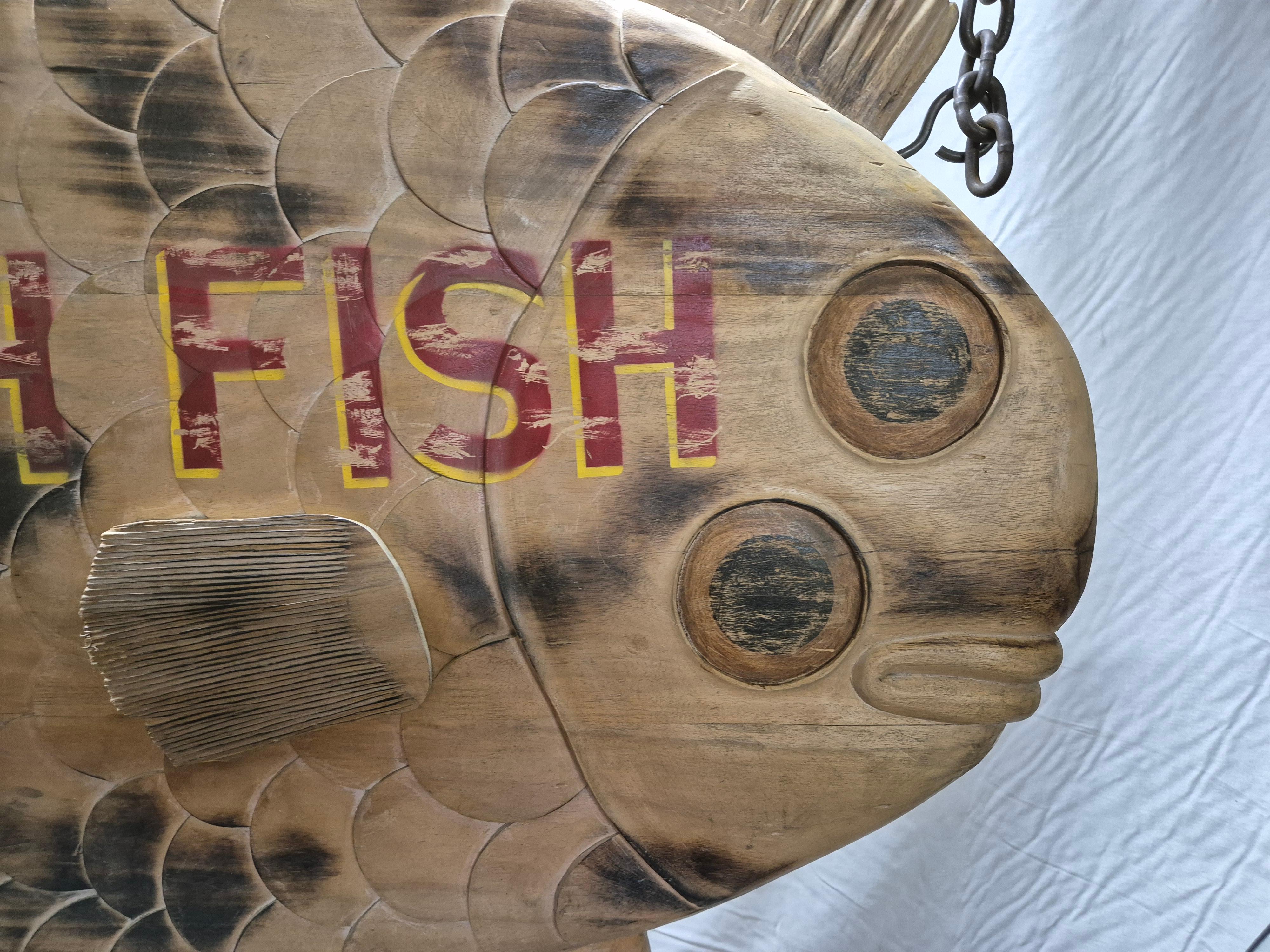 Signe commerciale sculptée « Fresh Fish » ( poisson frais) Excellent état - En vente à Norwell, MA