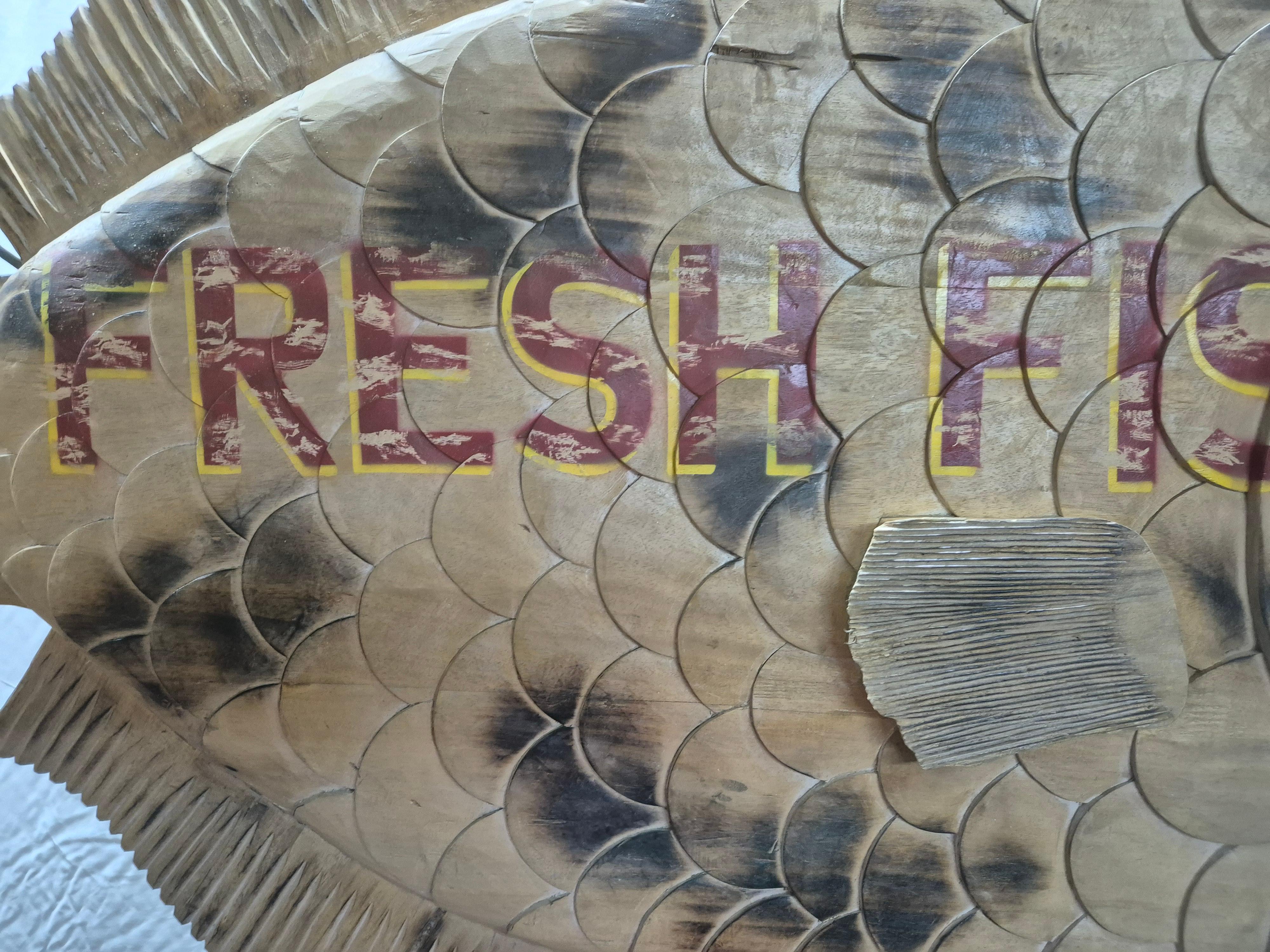 XXIe siècle et contemporain Signe commerciale sculptée « Fresh Fish » ( poisson frais) en vente