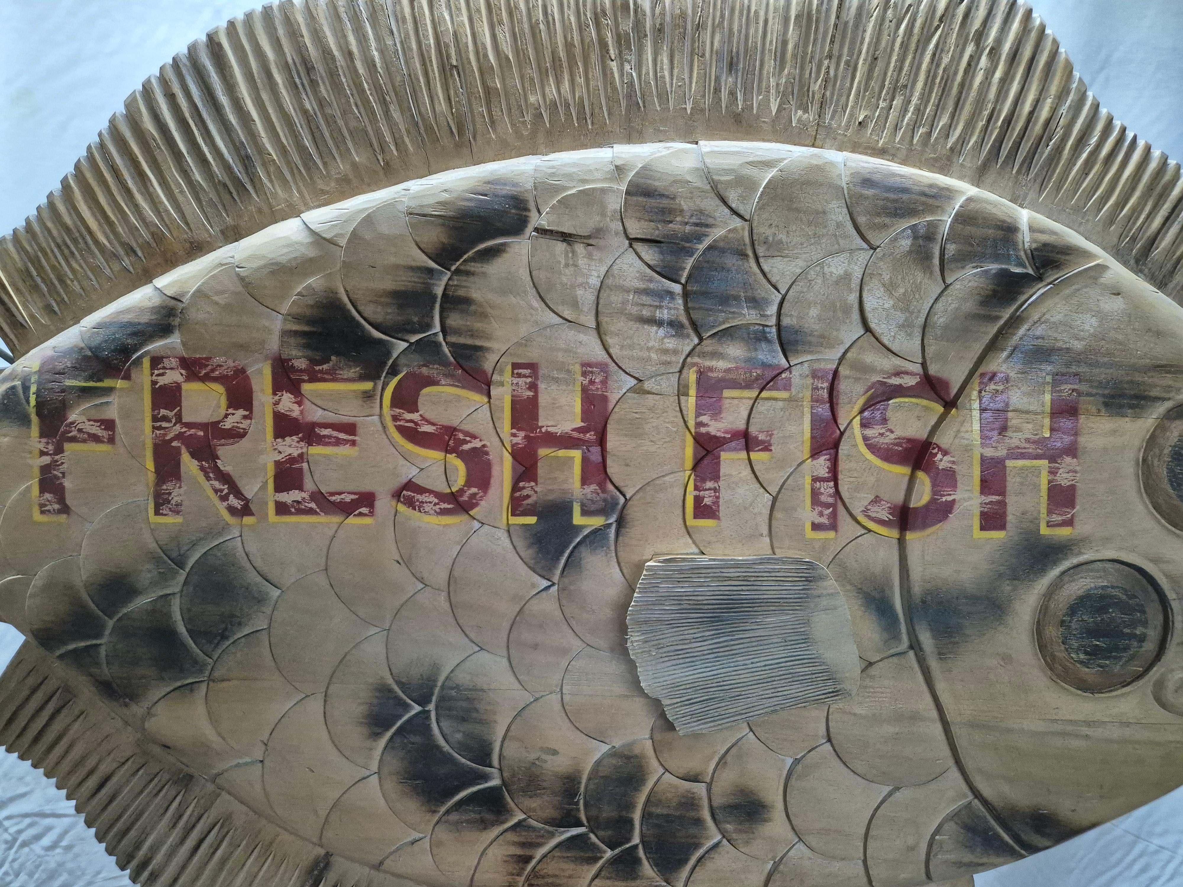 Signe commerciale sculptée « Fresh Fish » ( poisson frais) en vente 2