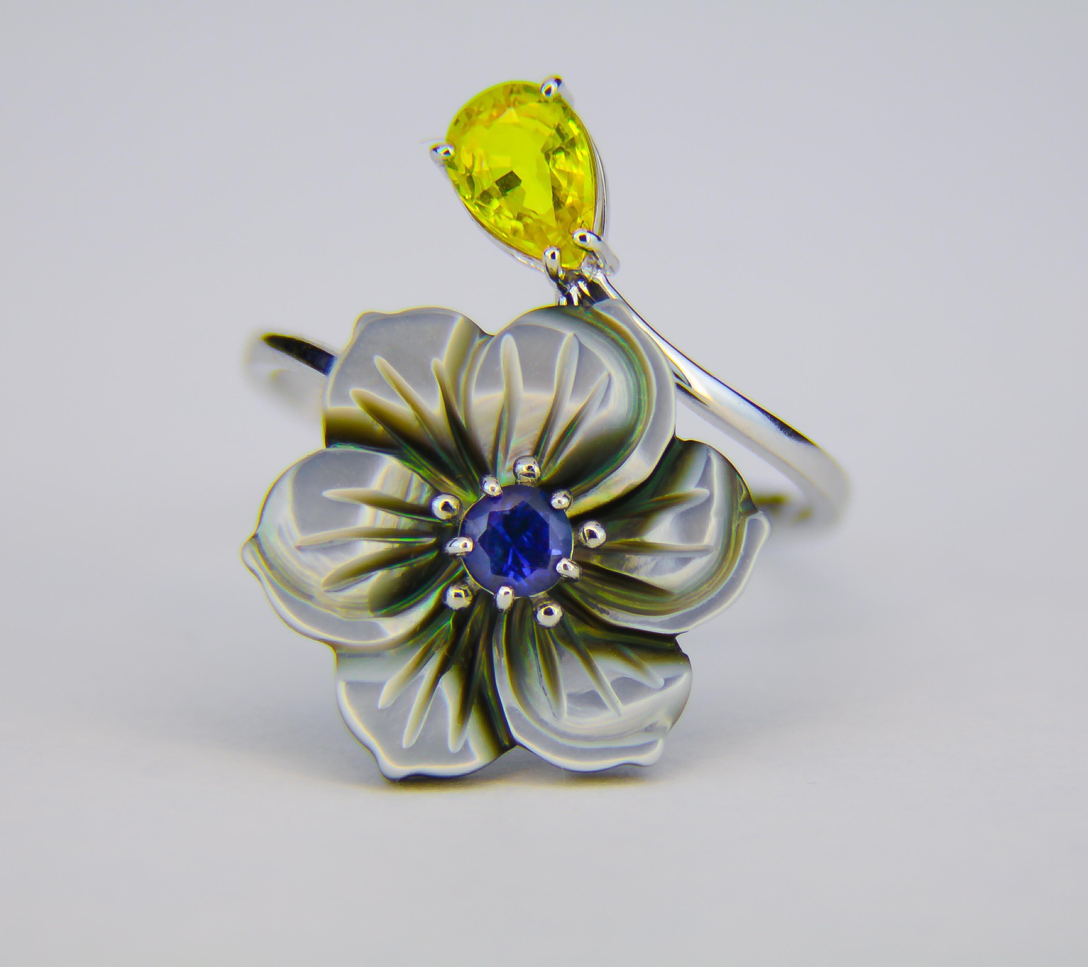 Carved Flower 14k ring with gemstones
Lab sapphire ring in 14k gold. Carved mother of pearl flower ring. Flower gold ring. Sapphire vintage ring. Nature inspired ring with mother of pearl flower. Shell flower ring.

Metal: 14k solid gold
Weight: 2.2
